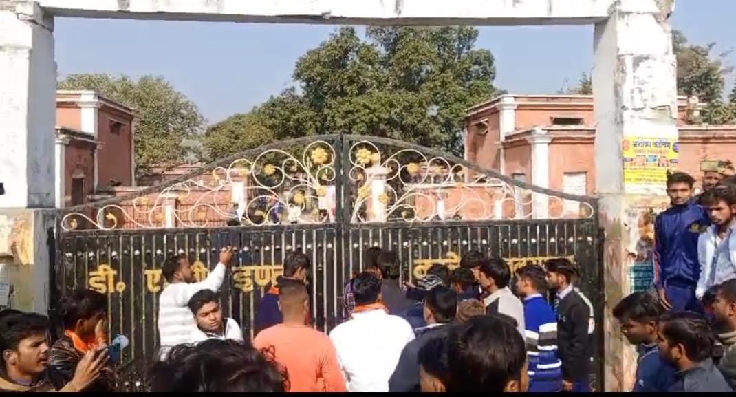 Uproar in DAV Inter College: Teacher accused manager of assault, manager accused teacher of provoking students