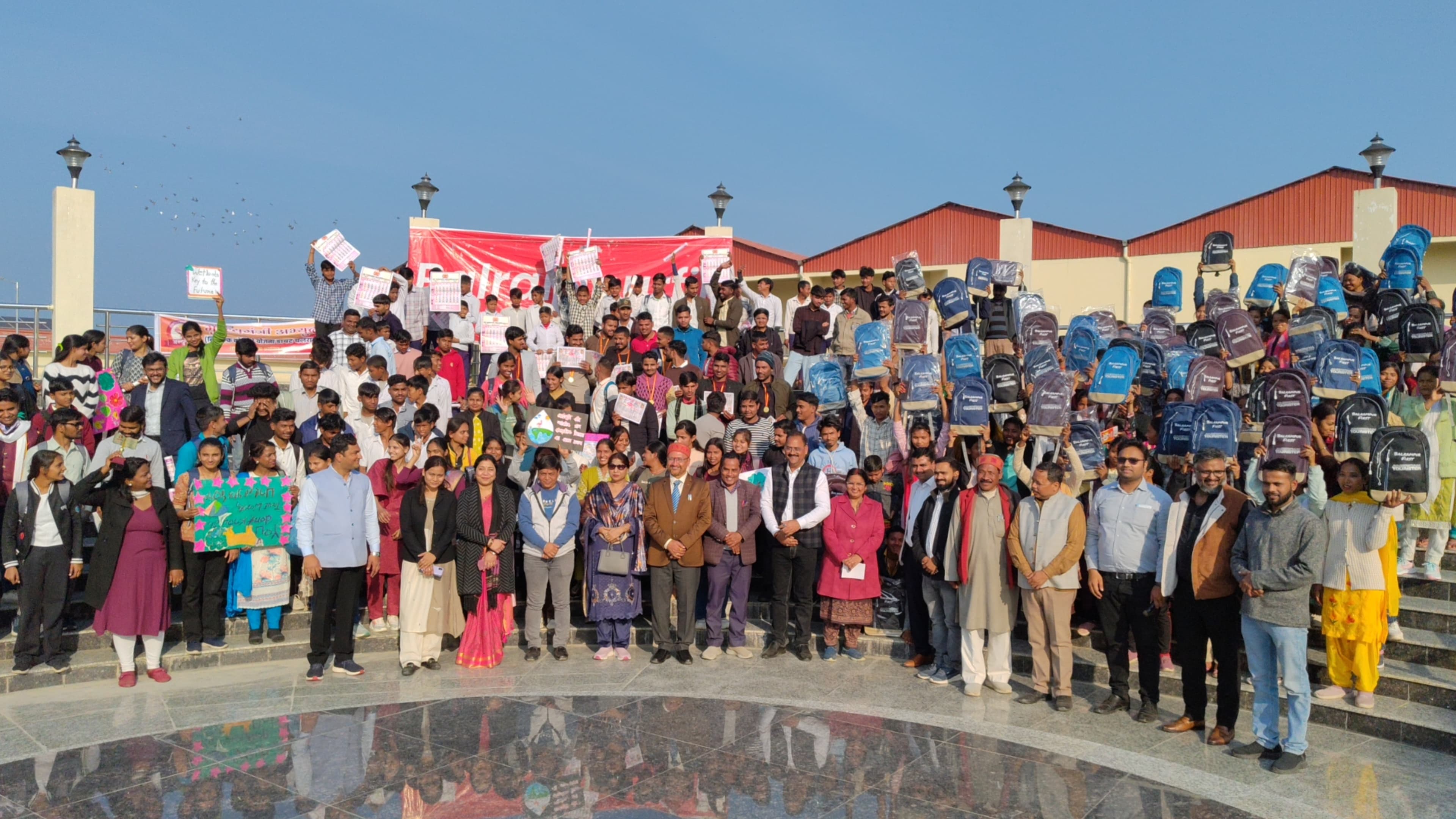 थारू जनजाति के युवाओं को मिली प्रतियोगी परीक्षा किट, आर्द्रभूमि संरक्षण का दिया गया संदेश