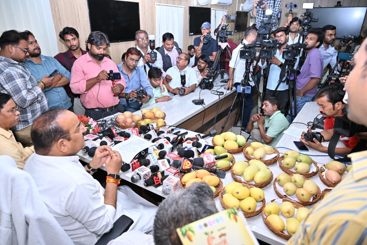 UP Mango Festival 2026: लखनऊ में आज से शुरू हो रहा तीन दिवसीय भव्य 'आम महोत्सव', दिखेगी 800 से अधिक प्रजातियों की झलक