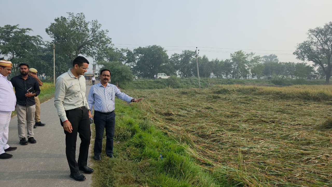 Balrampur: The District Magistrate directly interacted with farmers to assess crop damage.