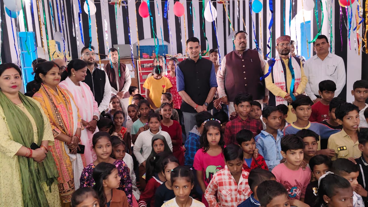 On Children's Day, the DM celebrated with the children at the Adarsh ​​Composite School.