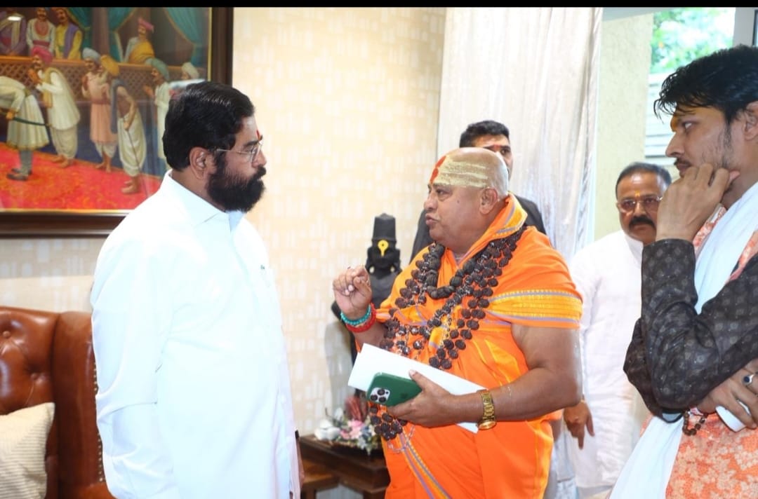 एकनाथ शिंदे जी ने लिया जगद्गुरु सूर्याचार्य कृष्णदेवानंद गिरी जी महाराज का आशीर्वाद