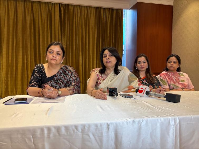 'स्ट्रेंथ विदइन, स्केल बियॉन्ड': पूजा गर्ग का नया विजन नवनियुक्त राष्ट्रीय अध्यक्ष पूजा गर्ग ने अपने कार्यकाल के लिए 'Strength Within, Scale Beyond' (भीतर से मजबूती, सीमाओं से परे विस्तार) का मंत्र दिया। उन्होंने कहा:  "मेरा लक्ष्य FLO को एक ऐसी सक्षम संस्था बनाना है जो महिलाओं के आर्थिक विकास, नवाचार और नेतृत्व को वैश्विक स्तर पर पहचान दिला सके। 'विकसित भारत 2047' के लक्ष्य की प्राप्ति में महिलाएं केवल सहभागी नहीं, बल्कि मार्गदर्शक की भूमिका निभाएंगी।"  पूजा गर्ग के नेतृत्व में फ्लो आगामी वर्ष में स्थिरता (Sustainability), कौशल विकास, निर्यात और डिजिटल उद्यमिता जैसे क्षेत्रों पर विशेष ध्यान केंद्रित करेगा।  सिमरन साहनी बनीं लखनऊ चैप्टर की नई चेयरपर्सन राष्ट्रीय स्तर पर नेतृत्व के साथ-साथ फ्लो लखनऊ चैप्टर की नई कार्यकारी समिति की भी घोषणा की गई। मशहूर न्यूट्रिशनिस्ट और 25 वर्षों का अनुभव रखने वाली उद्यमी सिमरन साहनी को लखनऊ चैप्टर की नई चेयरपर्सन नियुक्त किया गया है। सिमरन 'हेल्थ जोन' और 'कीरोज़ फ़ूड' की सह-संस्थापक हैं।  लखनऊ चैप्टर की नई कार्यकारी टीम (2026-27): लखनऊ की नई टीम में शहर की प्रबुद्ध महिला उद्यमियों को शामिल किया गया है:  वरिष्ठ उपाध्यक्ष: देवांशी सेठ  उपाध्यक्ष: निवेदिता सिंह  सचिव: प्रज्ञा अग्रवाल  कोषाध्यक्ष: मिताली ओसवाल  संयुक्त कोषाध्यक्ष: अदिति जग्गी रस्तोगी और वसुधा जैन  निवर्तमान अध्यक्ष: वंदिता अग्रवाल  इसके साथ ही, स्वाति वर्मा को 'राष्ट्रीय पहल प्रमुख &ndash; निर्यात' (National Initiative Lead &ndash; Exports) की महत्वपूर्ण जिम्मेदारी सौंपी गई है।  राष्ट्रीय मंच पर लखनऊ का मजबूत प्रतिनिधित्व यह लखनऊ के लिए गर्व की बात है कि राष्ट्रीय गवर्निंग बॉडी में भी यहाँ की महिलाओं का मजबूत दबदबा रहेगा। टीम में माधुरी हलवासिया, अंजू नारायण, स्वाति वर्मा और आरुषि टंडन जैसी दिग्गज हस्तियां शामिल हैं, जो राष्ट्रीय स्तर पर लखनऊ की आवाज बनेंगी।