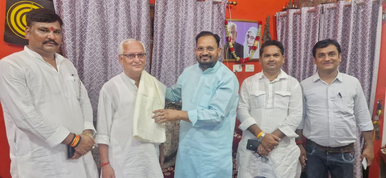 On Teachers' Day, former MP Daddan Mishra honored many teachers of the district