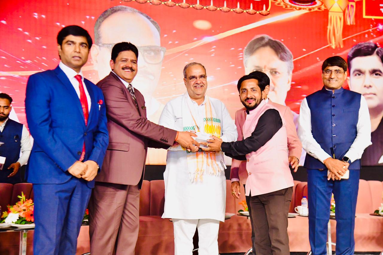 Sandeep Kher from Lucknow received the Best Reporter Award, achieving this feat for the third consecutive year.