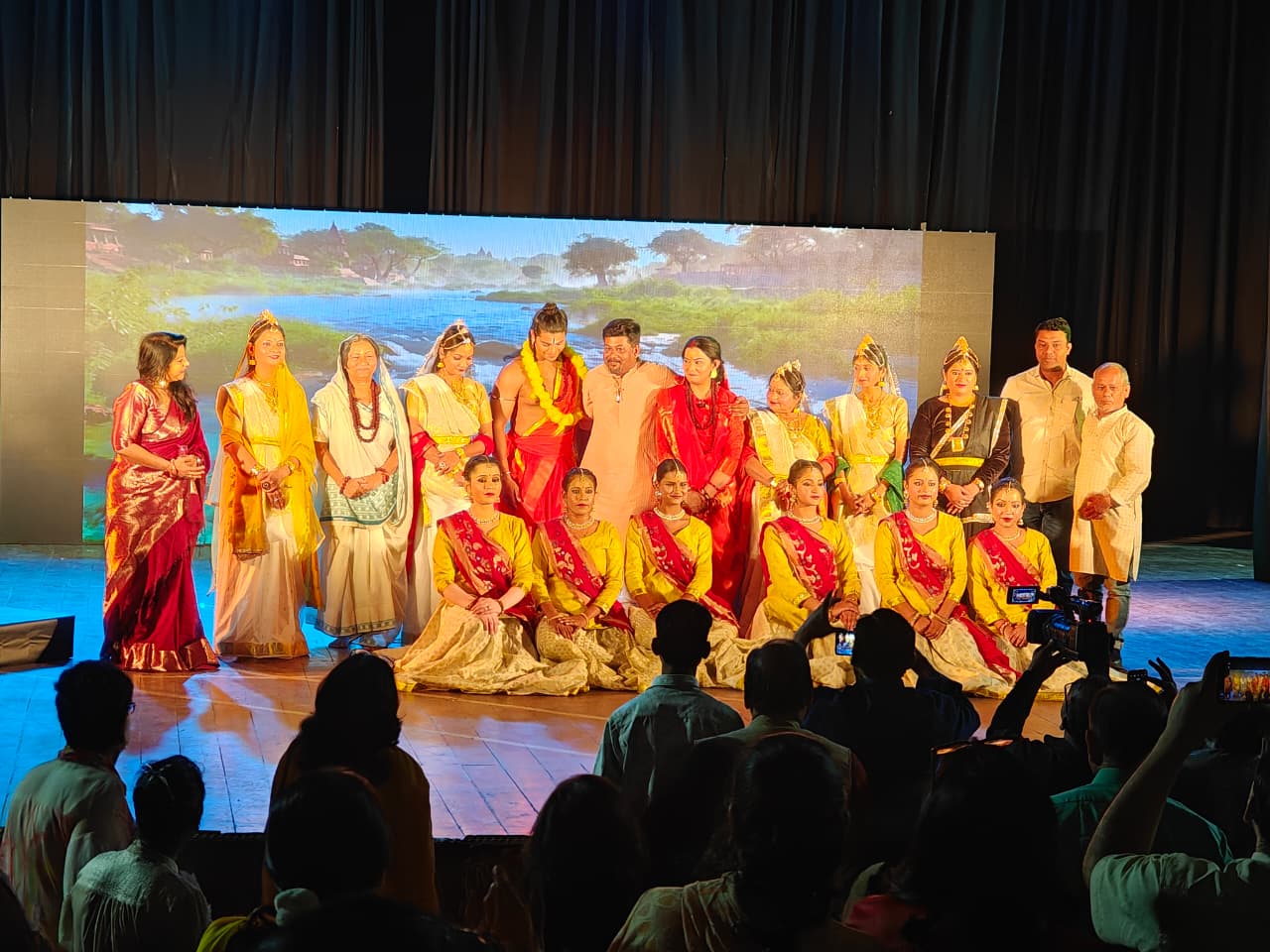 रवींद्रालय में नाटक "मैं तुझ में" का भावपूर्ण मंचन, रामायण की महिला पात्रों के त्याग और संवेदना को किया जीवंत