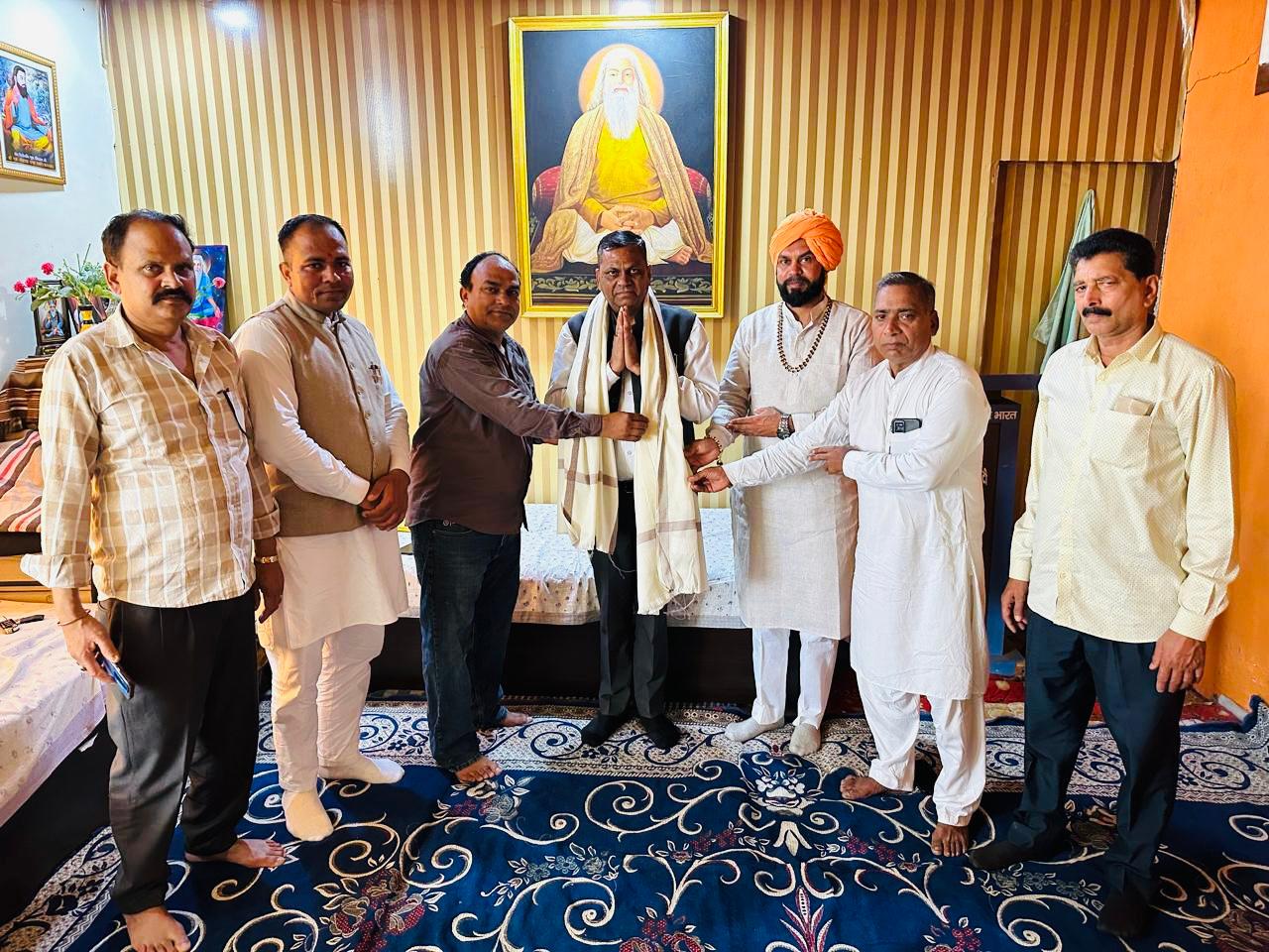 भव्य स्वागत और सम्मान सरोवर परिसर पहुंचने पर कमेटी के अध्यक्ष सतीश मदान, सुरेश भोला, ईश्वर राही और सुलखन कंबोज ने मुख्य अतिथि का गर्मजोशी से अभिनंदन किया। मिशन संस्थापक आचार्य सुनील दास ने उन्हें शॉल भेंट कर सम्मानित किया और सरोवर में चल रहे विभिन्न धार्मिक व सामाजिक विकास कार्यों की विस्तृत जानकारी साझा की।  समाज सेवा का महान केंद्र बनेगा सरोवर: बढ़गुजर अपने संबोधन में विजेंद्र बढ़गुजर ने कहा कि यह पावन स्थल आने वाले समय में आध्यात्मिक और सामाजिक चेतना का एक विशाल केंद्र बनकर उभरेगा। उन्होंने मुख्यमंत्री नायब सिंह सैनी के नेतृत्व वाली सरकार की सराहना करते हुए कहा कि वर्तमान सरकार संत-महापुरुषों के विचारों को जन-जन तक पहुँचाने और उनके स्थलों के सौंदर्यीकरण के लिए प्रतिबद्ध है।  उन्होंने विशेष रूप से आचार्य सुनील दास के समर्पण की प्रशंसा करते हुए कहा:  "समाज हित के लिए अपना सर्वस्व समर्पित करने वाले व्यक्तित्व विरले ही होते हैं। आचार्य सुनील दास जिस निस्वार्थ भाव से संतों की शिक्षाओं का प्रचार कर रहे हैं, वह पूरे समाज के लिए प्रेरणास्रोत है।"  बढ़गुजर ने एक सेवादार के रूप में अपनी निष्ठा व्यक्त करते हुए विश्वास दिलाया कि वे इस पावन स्थल को और भव्य रूप देने के लिए सरकार से हर संभव सहयोग दिलवाएंगे।  संतों की वाणी ही मानवता का आधार: आचार्य सुनील दास मिशन संस्थापक आचार्य सुनील दास ने अपने विचार रखते हुए कहा कि संत-महापुरुषों का अवतार जगत के कल्याण के लिए होता है। उनकी वाणी हमें प्रेम, समानता और भाईचारे का मार्ग दिखाती है। उन्होंने स्पष्ट किया कि गुरु रविदास सरोवर पर चल रहे सभी सेवा कार्य समाज को एक सूत्र में पिरोने और आध्यात्मिक चेतना जागृत करने के उद्देश्य से किए जा रहे हैं।  गणमान्य जनों की उपस्थिति इस अवसर पर भाजपा किसान मोर्चा के जिला मीडिया प्रमुख एडवोकेट सुरेंद्र जानी ने भी अपनी टीम के साथ पहुंचकर अतिथि का स्वागत किया। कार्यक्रम में अमित मेहरा, गौरव धानिया, संजय भोला, प्रिंस मदान, अशोक भोरिया, राजबीर धानिया सहित बड़ी संख्या में सेवादार और श्रद्धालु मौजूद रहे। सभी ने मिलकर गुरु रविदास जी के आदर्शों को जीवन में उतारने का संकल्प लिया।