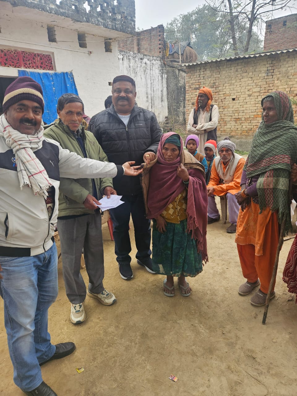 Blankets were distributed among the poor by Samarpan Social Organization on Wednesday in Birpur Kala village under Gasdi area of ​​Balrampur district development block.