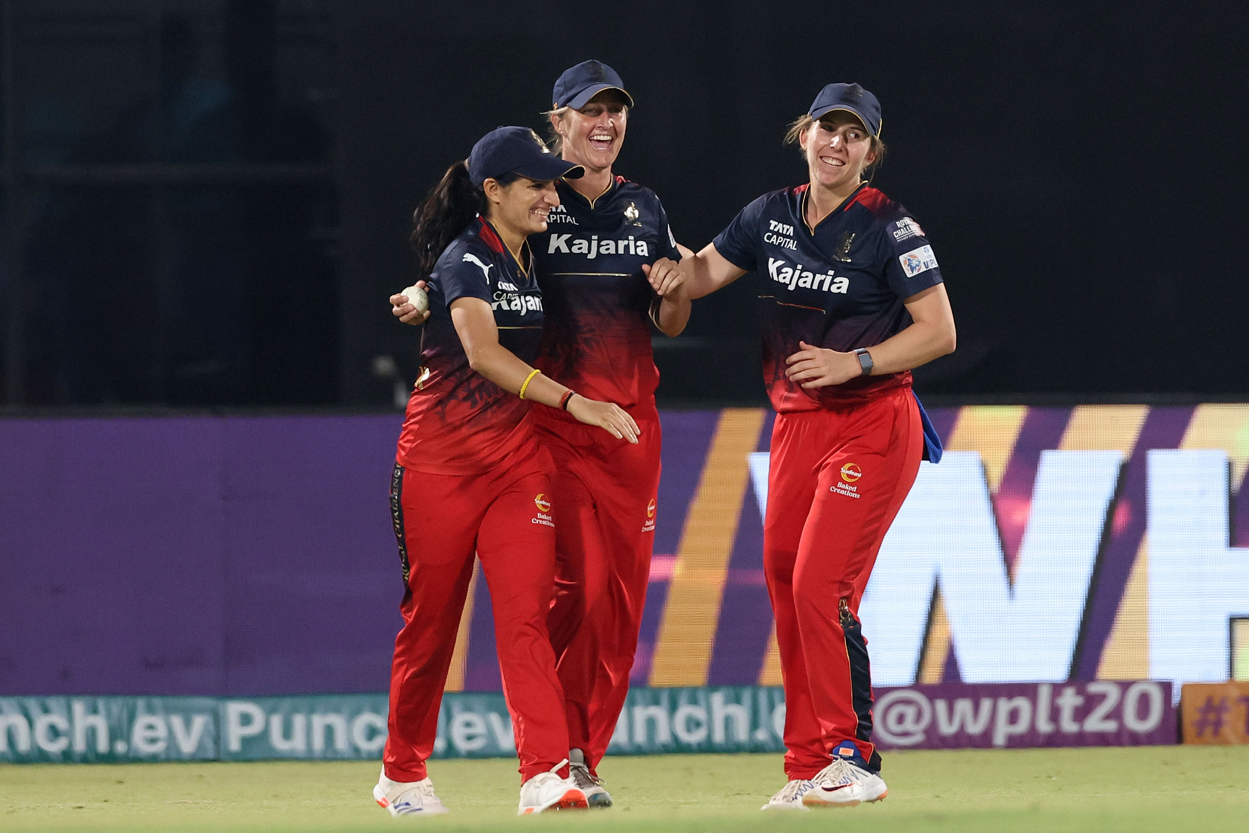 WPL Final 2024 :  ophie Molineux और Shreyanka Patil की गेंदबाजी से  RCB ने  Delhi Capitals  इतने ही रनों पर किया आलआउट 