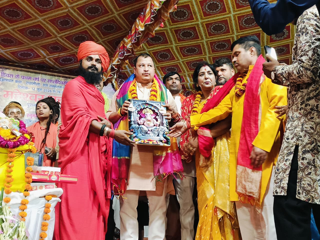 Prayagraj News: मणि महेश्वर महादेव मंदिर में गूंजे 'हर-हर महादेव' के जयकारे; प्रथम मूर्ति स्थापना दिवस पर रासलीला और भंडारे का भव्य आयोजन
