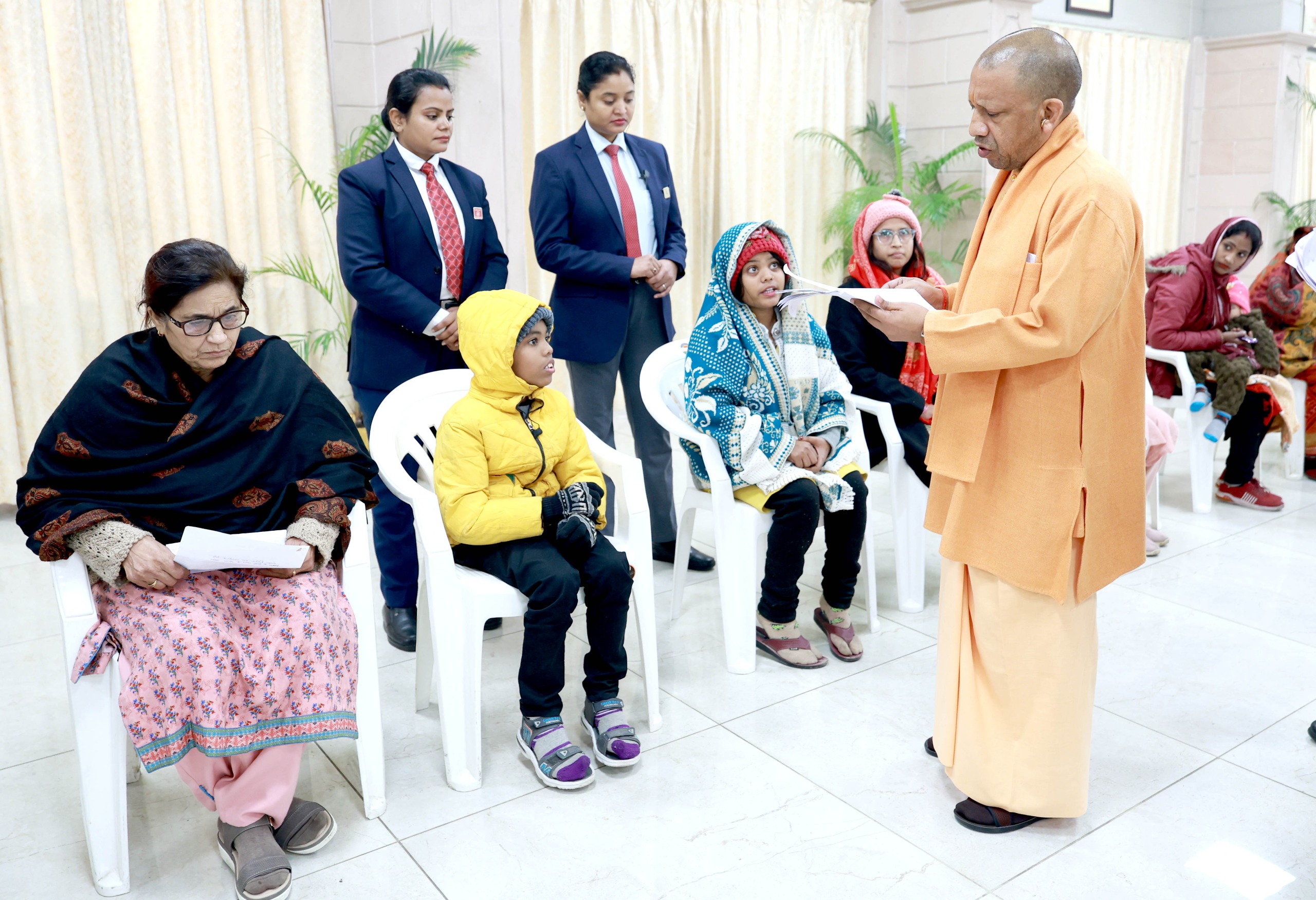 ठंड में आने वाले फरियादियों के लिए रैन बसेरों में ठहरने की व्यवस्था सुनिश्चित करें: सीएम योगी