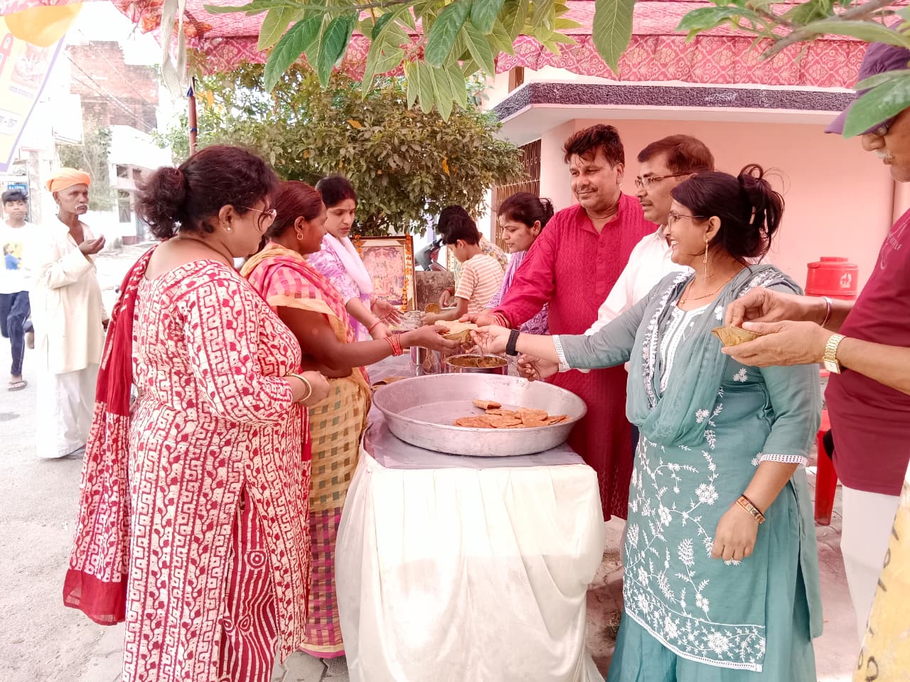 Lucknow News: राजाजीपुरम के अर्धनारीश्वर महादेव मंदिर में गूंजा सुंदरकांड; सातवें बड़े मंगल पर भारतीय विकास समिति ने लगाया विशाल भंडारा