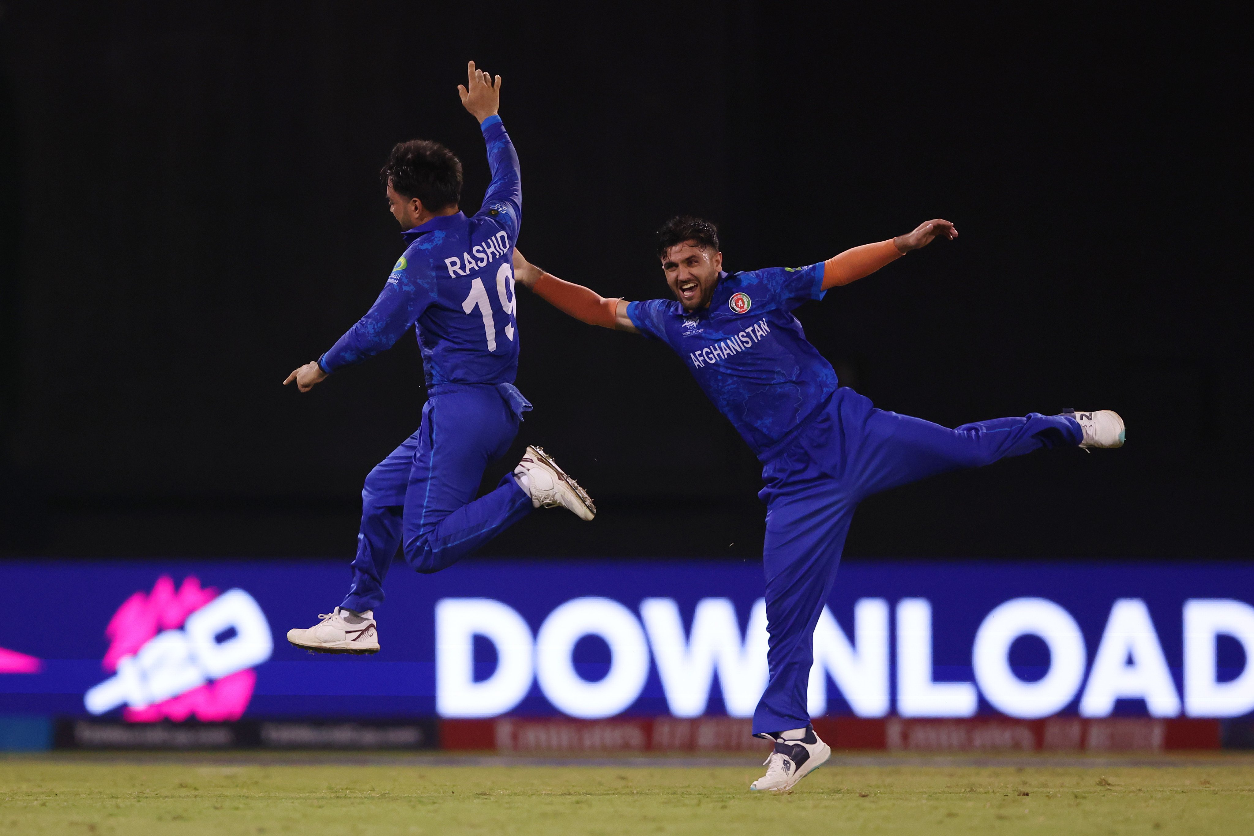 फजलहक फारुकी और राशिद खान ने चार-चार विकेट चटकाए 