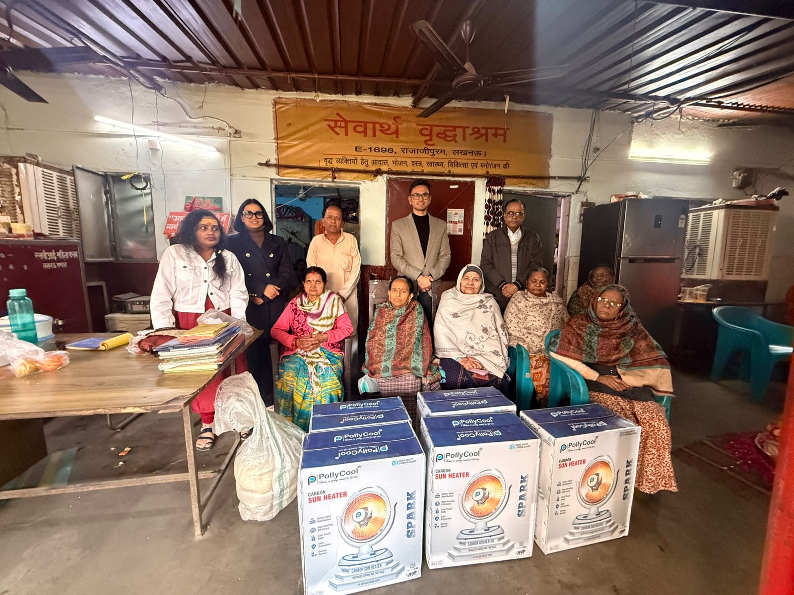 इस सेवा कार्यक्रम के दौरान परमार्थ वृद्ध आश्रम की इंचार्ज मनोरमा सिंह एवं सेवार्थ वृद्ध आश्रम की इंचार्ज सीमा विशेष रूप से उपस्थित रहीं। उन्होंने संस्था द्वारा किए गए इस मानवीय प्रयास की सराहना करते हुए वृद्धजनों की ओर से आभार व्यक्त किया।  कड़कती ठंड के मौसम में बुजुर्गों की कठिनाइयों को समझते हुए किया गया यह प्रयास संवेदनशीलता एवं सामाजिक जिम्मेदारी का उत्कृष्ट उदाहरण है। रूम हीटर प्राप्त होने पर वृद्धजनों के चेहरों पर राहत और संतोष साफ झलकता नजर आया।  इस अवसर पर कहा गया कि लखनऊ पब्लिक स्कूल्स एंड कॉलेजेज की सभी शाखाएं समय-समय पर समाज के कमजोर, जरूरतमंद और वंचित वर्गों के लिए इस प्रकार के सामाजिक सरोकारों का निरंतर निर्वहन करती रही हैं। ठंड के मौसम में बुजुर्गों के प्रति संवेदना दर्शाते हुए किए गए ऐसे कार्य न केवल समाज को मजबूत बनाते हैं, बल्कि आने वाली पीढ़ियों में सेवा, सम्मान और मानवीय मूल्यों के संस्कार भी विकसित करते हैं।  अपने संदेश में डॉ. एस.पी. सिंह ने कहा कि &ldquo;वृद्धजनों की सेवा केवल दायित्व नहीं, बल्कि समाज के प्रति हमारी नैतिक जिम्मेदारी है। इस प्रकार की पहल एक संवेदनशील, संस्कारवान और मानवीय समाज के निर्माण की दिशा में महत्वपूर्ण कदम है।&rdquo;
