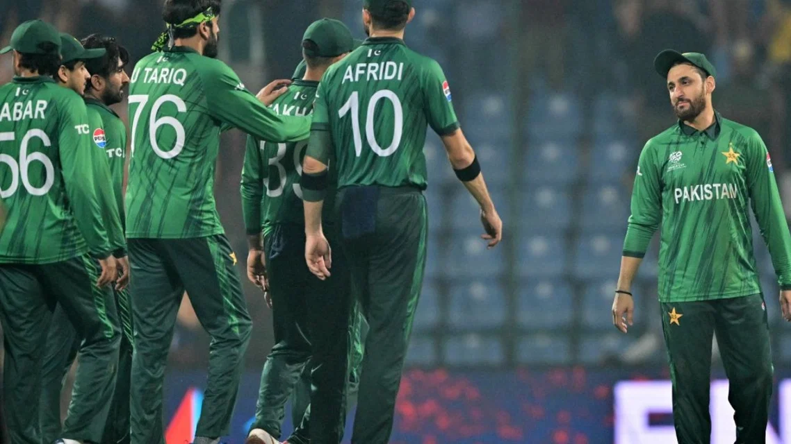 ग्रुप की वर्तमान स्थिति और पॉइंट्स टेबल इंग्लैंड: 3 मैच, 3 जीत, 6 अंक (सेमीफाइनल में प्रवेश, ग्रुप में प्रथम स्थान पक्का)।  न्यूजीलैंड: 3 मैच, 1 जीत, 3 अंक (नेट रन रेट: +1.390)।  पाकिस्तान: 2 मैच, 1 अंक (नेट रन रेट: -0.461)।  पाकिस्तान के लिए सेमीफाइनल का 'मिशन इंपॉसिबल' पाकिस्तान को सेमीफाइनल में पहुँचने के लिए न केवल श्रीलंका को हराना होगा, बल्कि अपने नेट रन रेट (NRR) में भारी उछाल लाना होगा ताकि वह न्यूजीलैंड (+1.390) को पछाड़ सके। ताज़ा गणना के अनुसार पाकिस्तान के सामने ये चुनौतियां होंगी:  यदि पाकिस्तान पहले बल्लेबाजी करता है: सेमीफाइनल का टिकट कटाने के लिए पाकिस्तान को श्रीलंका को कम से कम 64 रनों के अंतर से हराना होगा।  यदि पाकिस्तान लक्ष्य का पीछा (Run Chase) करता है: श्रीलंका द्वारा दिए गए किसी भी लक्ष्य को पाकिस्तान को मात्र 13.1 ओवर के भीतर हासिल करना होगा। उदाहरण के तौर पर, यदि श्रीलंका 180 रन बनाता है, तो पाकिस्तान को यह स्कोर 13.2 ओवर से पहले पार करना होगा।  न्यूजीलैंड बनाम पाकिस्तान: नेट रन रेट का फासला वर्तमान में न्यूजीलैंड का नेट रन रेट +1.390 है, जो पाकिस्तान के -0.461 के मुकाबले काफी मजबूत है। पाकिस्तान के लिए अंकों की बराबरी (3 अंक) करना तो संभव है, लेकिन इतने बड़े अंतर से जीत दर्ज करना किसी करिश्मे से कम नहीं होगा।  शनिवार को पल्लेकेले में होगा 'महामुकाबला' शनिवार को जब पाकिस्तान और श्रीलंका की टीमें आमने-सामने होंगी, तो पाकिस्तान की नजरें सिर्फ जीत पर नहीं, बल्कि 'विराट जीत' पर होंगी। यदि पाकिस्तान इस अंतर को पार करने में विफल रहता है, तो न्यूजीलैंड सेमीफाइनल के लिए क्वालीफाई करने वाली दूसरी टीम बन जाएगी।