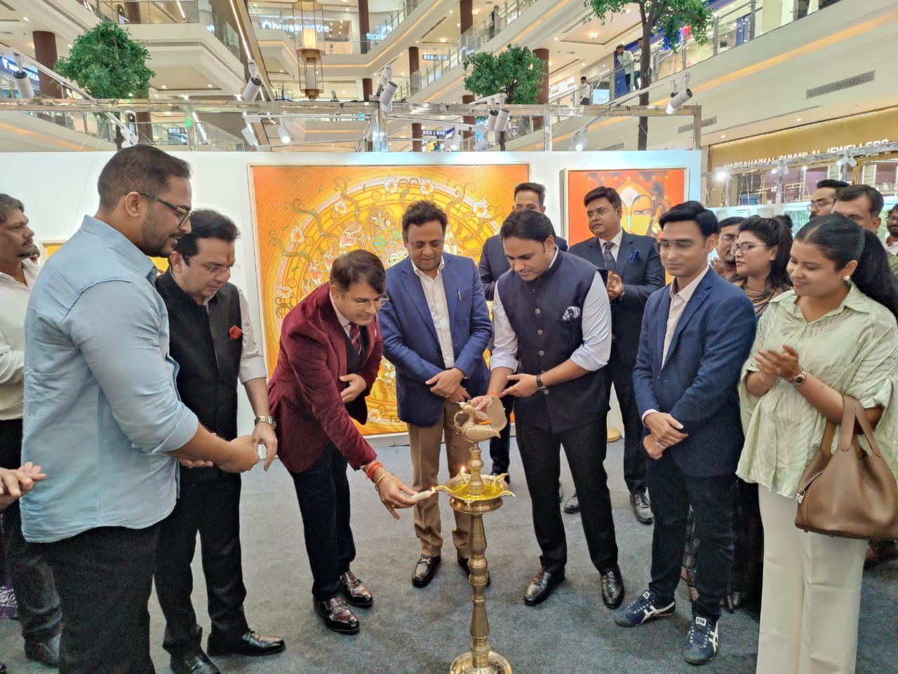 देशभर से आए 111 कलाकारों की सहभागिता, भारतीय कला की विविध रंगों से सजा मॉल परिसर