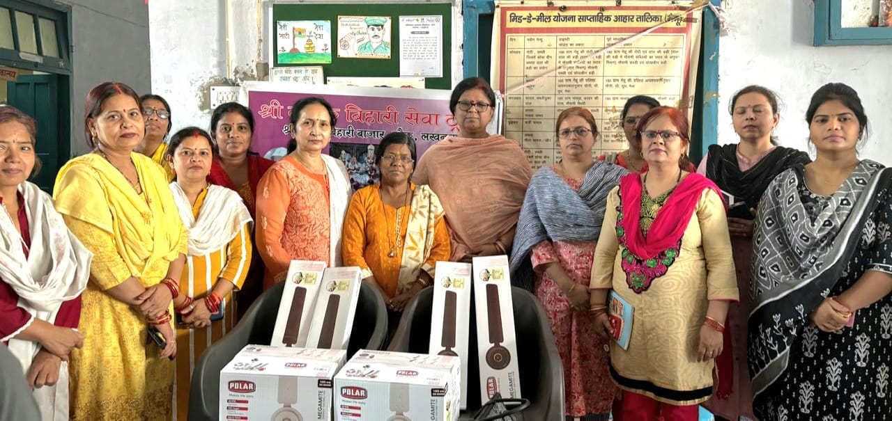 Shri Kanak Bihari Seva Trust gifted fans and tables and chairs to girls' school students.