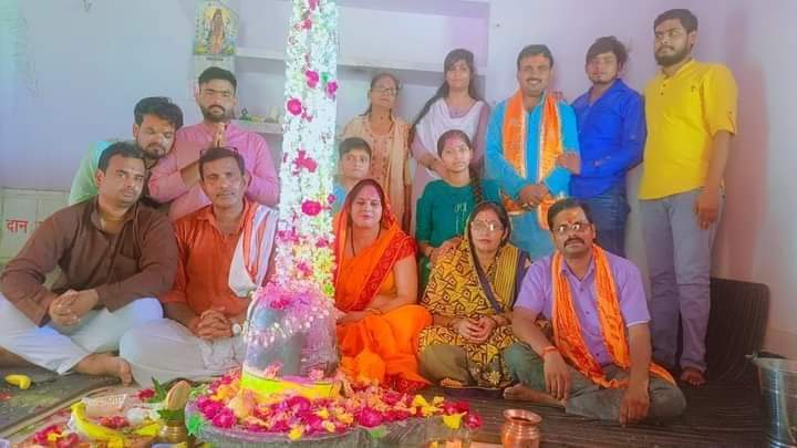 On Mahashivratri, devotees reached the Shiva temples and offered prayers and prayers.