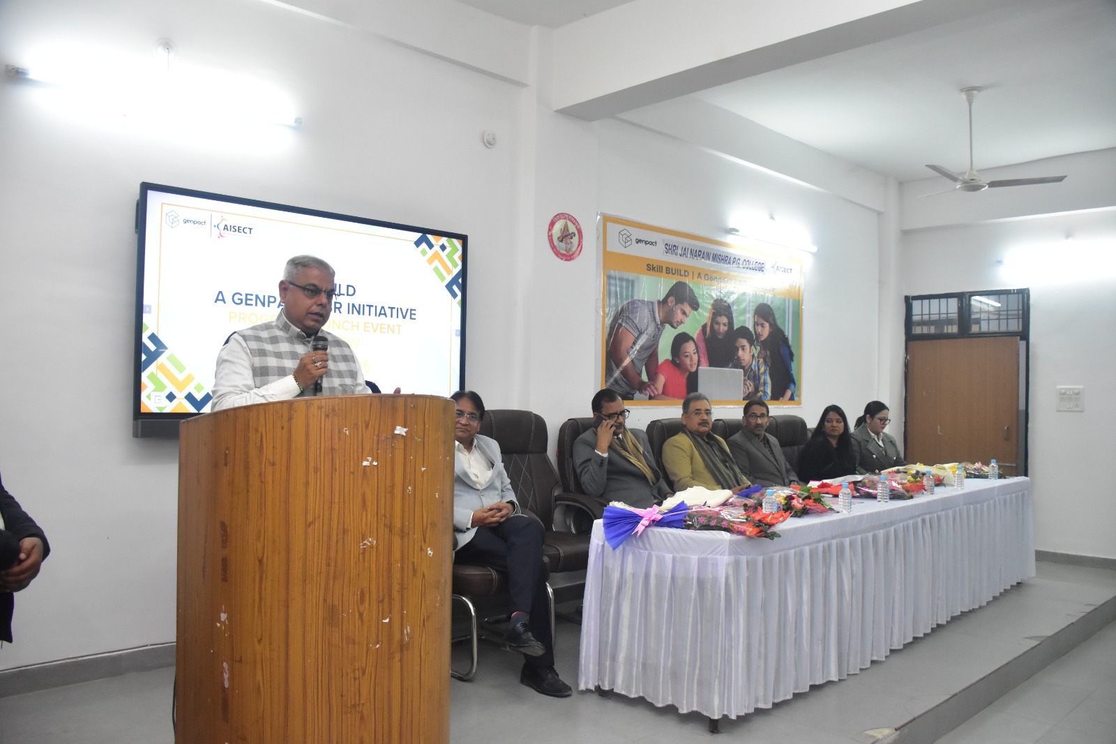 इस अवसर पर मुख्य अतिथि ने कहा कि वर्तमान समय में युवाओं की सोच रोजगार को लेकर सकारात्मक हुई है और अब कोई भी कार्य छोटा या बड़ा नहीं माना जाता। उन्होंने अमेरिका का उदाहरण देते हुए कहा कि वहां छात्र पढ़ाई के साथ-साथ ऑन-कोर्स जॉब करके अनुभव और दक्षता प्राप्त करते हैं, जो आगे उनके करियर निर्माण में सहायक सिद्ध होता है। उन्होंने छात्र-छात्राओं से प्रशिक्षण कार्यक्रम में पूरे मनोयोग से सहभागिता करने का आह्वान किया।  कार्यक्रम की अध्यक्षता करते हुए महाविद्यालय के प्राचार्य प्रो. के.के. शुक्ला ने कहा कि सीखने की प्रक्रिया तीन चरणों&mdash;लर्निंग, अनलर्निंग और रीलर्निंग&mdash;से होकर गुजरती है। किसी भी नई चीज को सीखने के लिए खुले और सकारात्मक मन का होना आवश्यक है। उन्होंने स्किल-बिल्ड कार्यक्रम से जुड़ी रिसोर्स संस्थाओं के प्रति आभार व्यक्त किया।  अरशद खान, उप निदेशक, उत्तर प्रदेश ट्रेनिंग एवं एंप्लॉयमेंट विभाग, लखनऊ ने कहा कि जीवन में सफलता के लिए अनुशासन, ईमानदारी तथा समाज और राष्ट्र के प्रति प्रेम अत्यंत आवश्यक है।  उल्लेखनीय है कि महाविद्यालय में छात्र-छात्राओं के लिए फाइनेंशियल अकाउंटिंग एवं सॉफ्ट स्किल्स में दक्षता विकसित करने हेतु तीन माह का निःशुल्क प्रशिक्षण कार्यक्रम संचालित किया जा रहा है। प्रशिक्षण के समापन पर विद्यार्थियों को जॉब एवं करियर अवसर भी उपलब्ध कराए जाएंगे।  कार्यक्रम के दौरान स्किल-बिल्ड कोर्स मैटेरियल एवं स्टडी किट छात्र-छात्राओं को निःशुल्क वितरित की गई। कार्यक्रम के सफल आयोजन पर लियाकत खोखर, जोनल हेड (आईसेक्ट) ने सभी के प्रति आभार व्यक्त किया।  इस अवसर पर अभिनव शर्मा (प्रोजेक्ट लीड), रुही कटियार (परियोजना समन्वयक), अजय कुमार (जोनल लीड), सुरेंद्र यादव (प्लेसमेंट), अवनीश दीक्षित, विनय शर्मा (जेनपैक्ट प्रभारी), सारिका चौधरी (आईसेक्ट प्रभारी), डॉ. विजय राज श्रीवास्तव (प्लेसमेंट सेल प्रभारी) सहित महाविद्यालय के शिक्षकगण एवं बड़ी संख्या में छात्र-छात्राएं उपस्थित रहे।