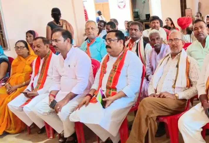 Pradhanmantri ne booth karykartao se bat ki 