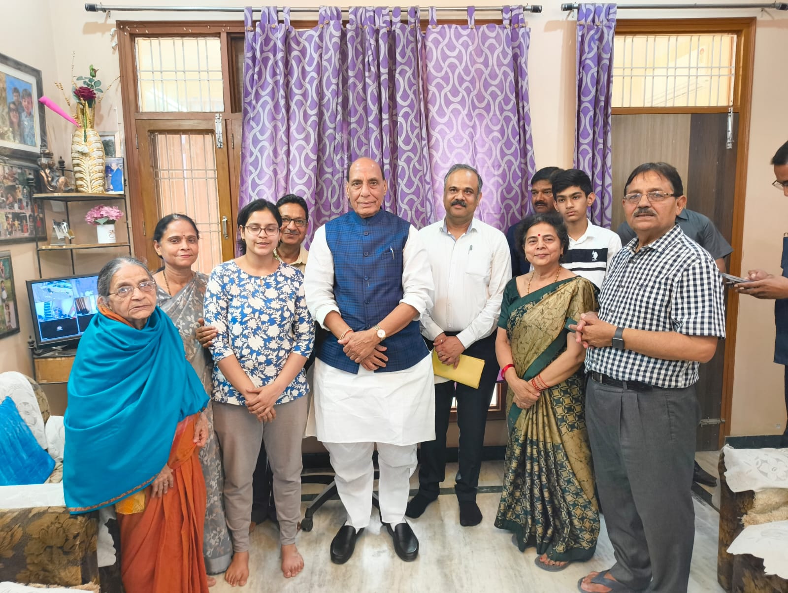 लखनऊ के पारंपरिक व्यंजनों का रक्षा मंत्री ने लिया स्वाद, मक्खन मलाई और मलाई गिलौरी की सराहना