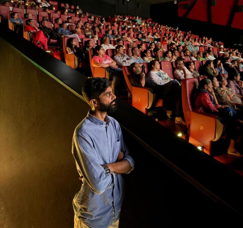 100 करोड़ से अधिक की कमाई कर चुकी फिल्म को एक साल तक आम दर्शकों को दिखाया गया