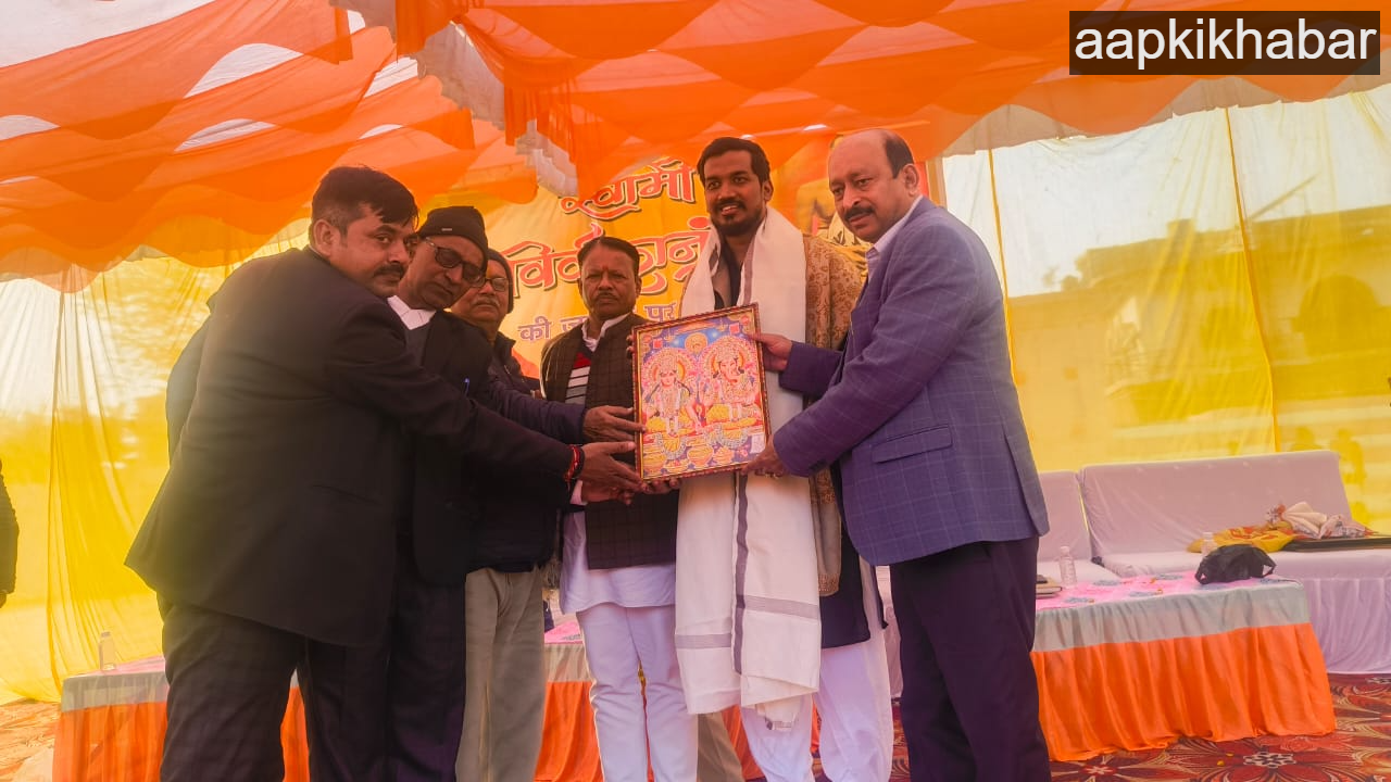 कार्यक्रम के मुख्य अतिथि राष्ट्रीय स्तर के विचारक एवं प्रख्यात वक्ता डॉ. महिम तिवारी ने कहा कि रामकृष्ण परमहंस की सनातन चेतना के मूर्त स्वरूप स्वामी विवेकानंद थे। उन्होंने सनातन धर्म के ध्वज को विश्व पटल पर फहराया और भारतीय सांस्कृतिक चेतना को वैश्विक पहचान दिलाई।  संघ के पूर्व प्रचारक जनार्दन सिंह ने कहा कि स्वामी विवेकानंद ने विधर्मियों द्वारा सनातन धर्म को कमजोर करने के कुत्सित प्रयासों को विफल किया। उन्होंने युवाओं को &ldquo;वीरभोग्या वसुंधरा&rdquo; का संदेश देकर आत्मबल और राष्ट्रभक्ति का पाठ पढ़ाया।  सेवानिवृत्त हिन्दी विभागाध्यक्ष एवं साहित्यकार डॉ. शैलेन्द्र नाथ मिश्र ने स्वामी विवेकानंद के व्यक्तित्व के विविध आयामों पर प्रकाश डालते हुए कहा कि उनके धर्म, राष्ट्र और मानवता से जुड़े संदेश इतने हृदयस्पर्शी थे कि उन्होंने वैश्विक स्तर पर गहरा प्रभाव डाला। उन्हीं संदेशों से प्रेरित होकर अनेक क्रांतिकारियों ने हँसते-हँसते बलिदान दिया।  समारोह में डॉ. संत शरण त्रिपाठी ने काव्यपाठ किया, वहीं उत्तम शुक्ल, ई. सुरेश दूबे एवं डॉ. मिथिलेश मिश्र ने भी अपने विचार रखे। कार्यक्रम के दौरान युवा प्रतिभागी कलाकारों को सोसाइटी के अध्यक्ष अमर किशोर कश्यप एवं गीता गोष्ठी के संयोजक सुरेश दूबे द्वारा सम्मानित किया गया।  इस अवसर पर अनिल सिंह, पंकज दूबे, डॉ. शेर बहादुर सिंह, पंकज श्रीवास्तव, के.के. श्रीवास्तव, राकेश वर्मा, राघवेश तिवारी (चीकू), राजन पाण्डेय सहित अनेक गणमान्य लोग उपस्थित रहे।