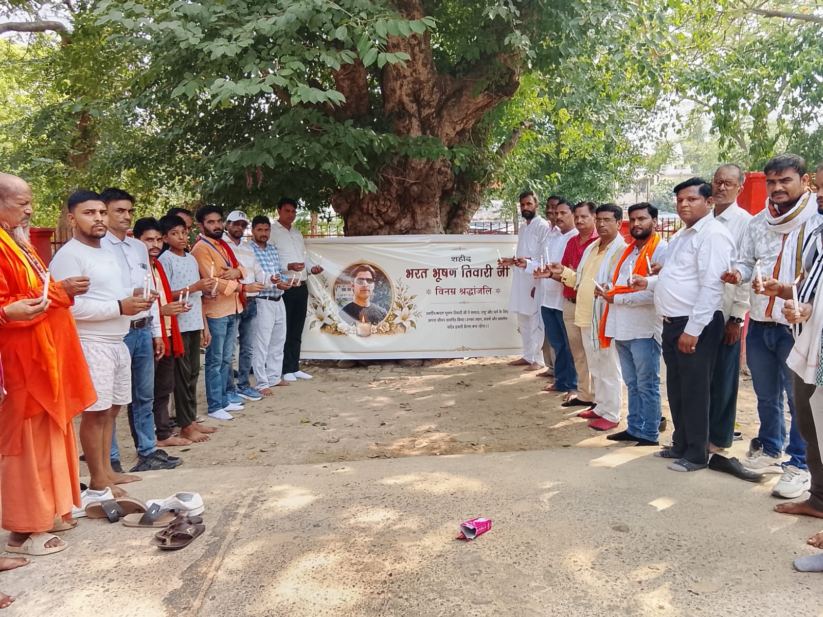लखनऊ: शहीद भारत भूषण तिवारी की याद में संयुक्त उद्योग व्यापार मंडल ने निकाला कैंडल मार्च, दी भावभीनी श्रद्धांजलि