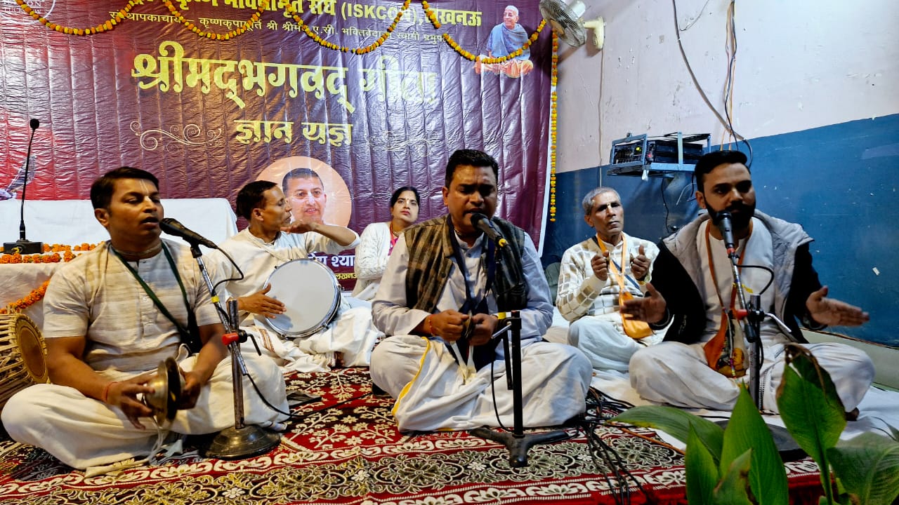 With the echo of Hare Krishna Mahamantra in Alambagh, the entire campus became Krishna-filled