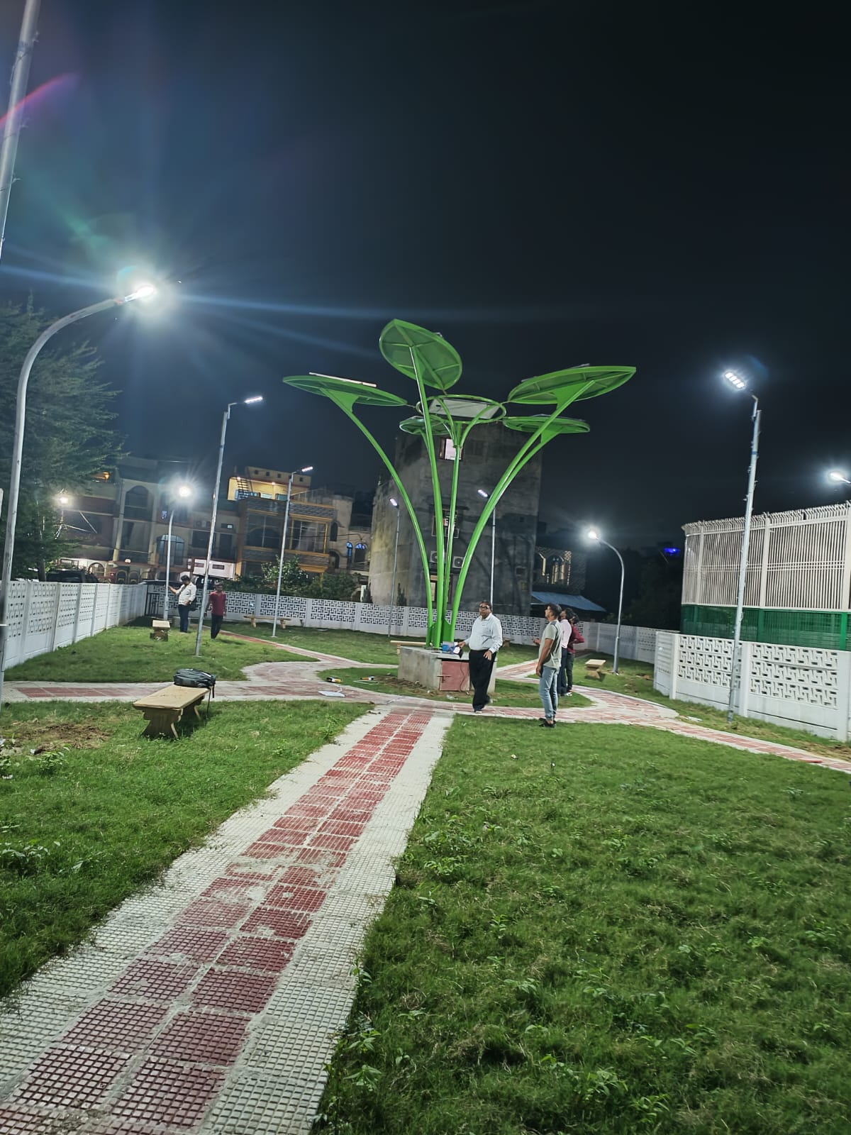 अयोध्या में सोलर ट्री 