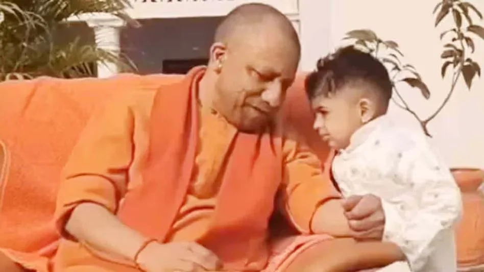 बच्चों की मासूम बातों से आनंदित हो उठते हैं मुख्यमंत्री योगी , सख्त प्रशासक की छवि के पीछे झलकता है सीएम का कोमल हृदय और बालप्रेम