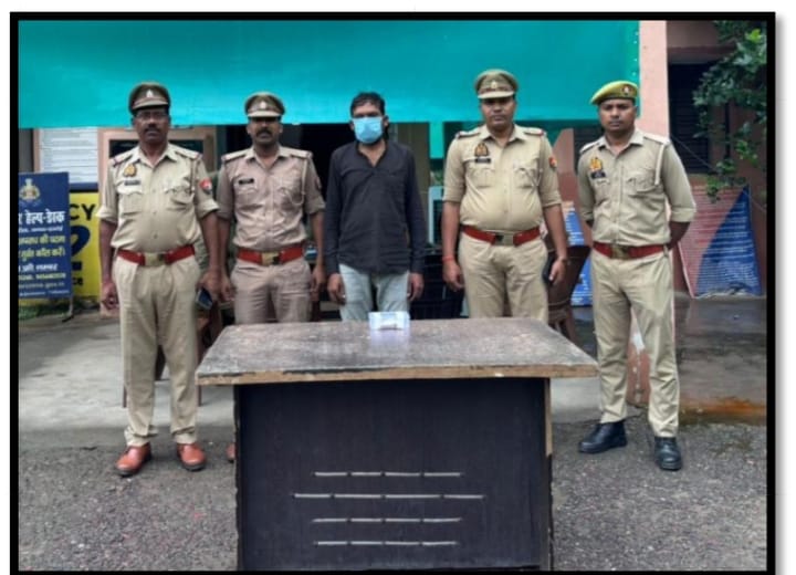 Under the leadership of Inspector Vidyasagar Pal, Sandila police arrested the accused carrying a bounty of Rs 25,000