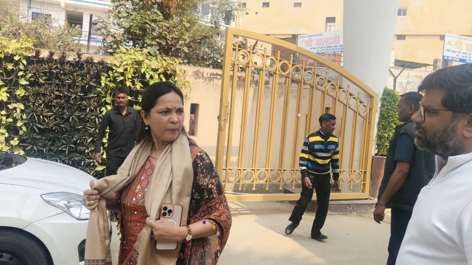 HIMS बाराबंकी में 'महासंग्राम': चेयरपर्सन डॉ. ऋचा को गेट पर बाउंसरों ने रोका, ट्रस्ट पर अवैध कब्जे और तख्तापलट का आरोप