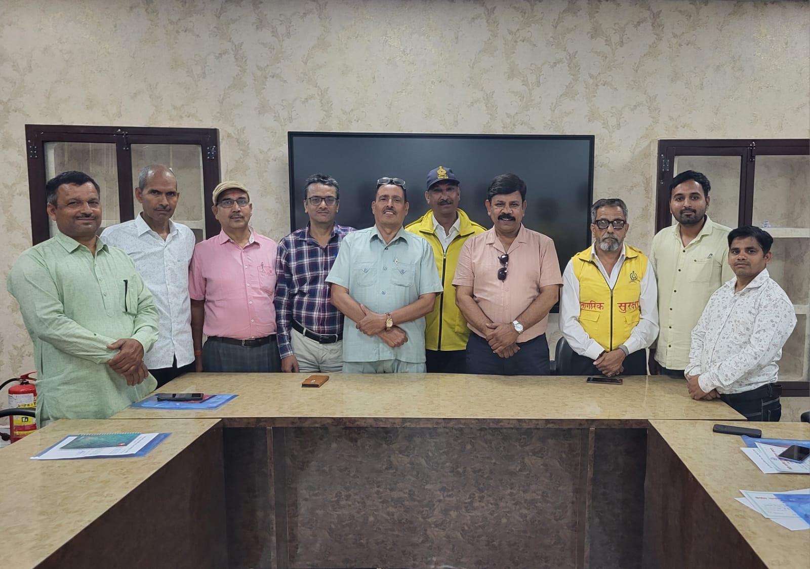 कार्यक्रम के दौरान लखनऊ सिविल डिफेंस के अधिकारी एवं राष्ट्रपति पदक से सम्मानित सीनियर असिस्टेंट डिप्टी कंट्रोलर मनोज वर्मा ने प्रतिभागियों को विभिन्न विषयों पर विस्तृत प्रशिक्षण दिया। इस दौरान आपदा प्रबंधन से जुड़े व्यावहारिक अभ्यास और प्रदर्शन भी कराए गए, जिससे प्रतिभागियों को वास्तविक परिस्थितियों से निपटने का अनुभव प्राप्त हुआ।  यह प्रशिक्षण केंद्रीय नागरिक सुरक्षा प्रशिक्षण संस्थान की कमांडेंट एवं पीसीएस अधिकारी नीता यादव के निर्देशन में आयोजित किया गया। समापन अवसर पर प्रशिक्षार्थियों को कमांडेंट नीता यादव के हस्ताक्षरयुक्त प्रमाणपत्र वरिष्ठ सहायक उपनियंत्रक मनोज वर्मा द्वारा प्रदान किए गए।  कार्यक्रम में संस्थान के वरिष्ठ प्रशिक्षक योगेश कुमार, ब्रजेश शुक्ला और रमेश सिंह चौहान भी मौजूद रहे।  प्रशिक्षण में हरदोई से सहायक उपनियंत्रक कमलेश चंद्र शुक्ला, मुरादाबाद से आईसीओ आशीष चंद्र त्रिवेदी और पोस्ट वार्डेन संजय कुमार गुप्ता, सहारनपुर से पोस्ट वार्डेन अवनीश कम्बोज, सुल्तानपुर से सेक्टर वार्डेन सुशील कनौजिया एवं आरिफ अंसारी सहित उत्तर प्रदेश पुलिस आवास निगम से निजी सचिव अक्षय कुमार त्रिपाठी और सहायक ग्रेड-1 पवन कुमार भारद्वाज ने सहभागिता की।