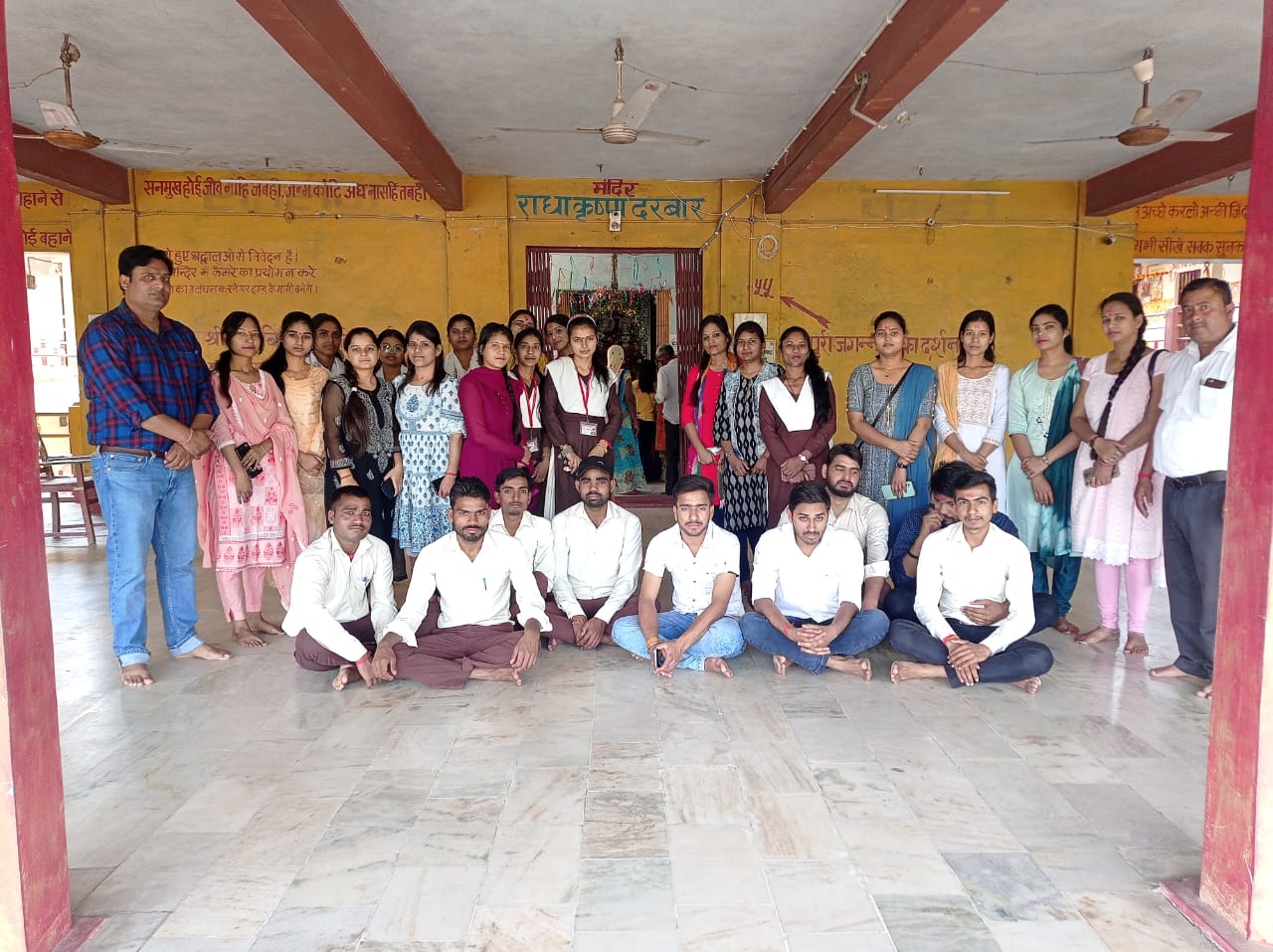 Students of Dr. Ram Manohar Lohia Post Graduate College, Allipur, Hardoi took an educational tour under the guidance of teachers.