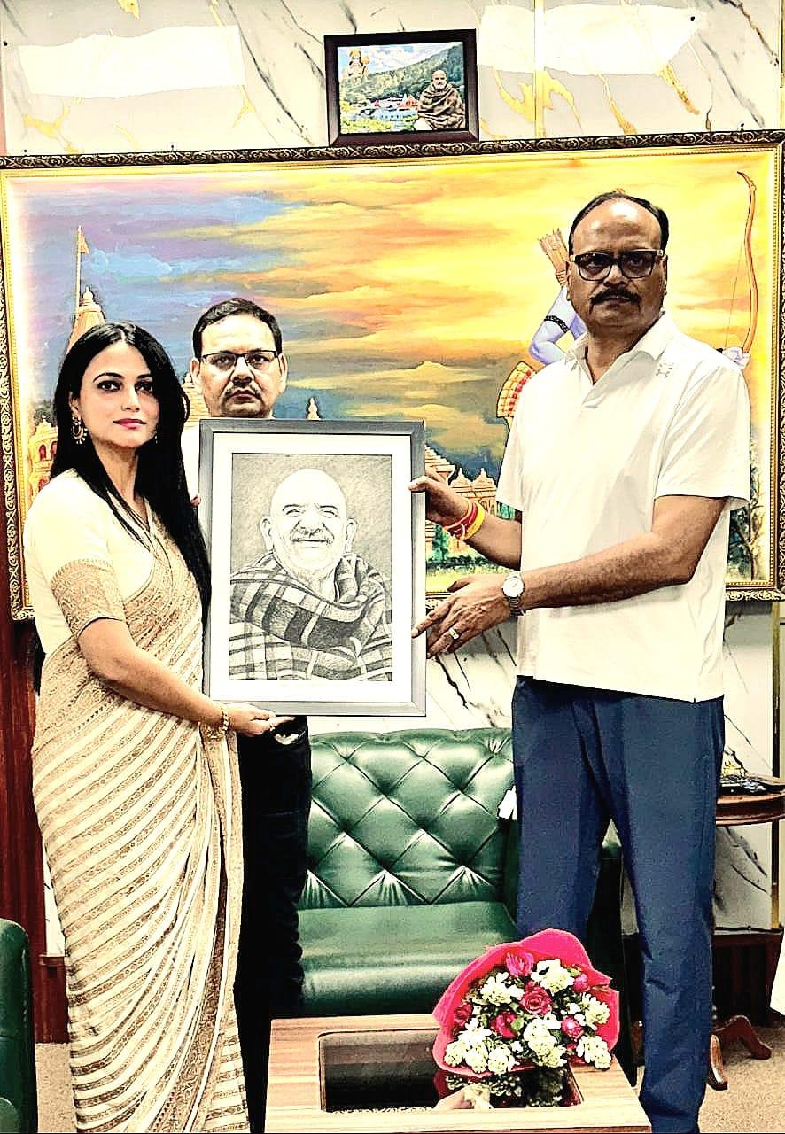 बाबा नीम करौरी के जीवन पर आधारित फिल्म थिएटर्स में रिलीज, एक्ट्रेस वर्षा श्रीवास्तव ने डिप्टी सीएम बृजेश पाठक से लिया आशीर्वाद