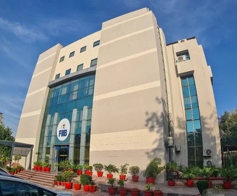 करियर-आधारित मैनेजमेंट शिक्षा  FIIB का शैक्षणिक मॉडल करियर पाथवे पर आधारित है, जिसमें छात्रों को उद्योग की मौजूदा जरूरतों के अनुसार तैयार किया जाता है। छात्र शुरुआत में स्टैटिस्टिक्स, बिजनेस रिसर्च, डेटा स्टोरीटेलिंग जैसे विषयों से आधार मजबूत करते हैं और आगे चलकर Python, मशीन लर्निंग और Power BI जैसे टूल्स के साथ व्यावहारिक अनुभव प्राप्त करते हैं।  AI का उपयोग मार्केटिंग, HR, फाइनेंस और ऑपरेशंस जैसे विभिन्न क्षेत्रों में किया जा रहा है&mdash;जैसे जेनरेटिव AI आधारित मार्केटिंग कैंपेन, AI-संचालित भर्ती प्रक्रियाएं, प्रीडिक्टिव एनालिटिक्स और सप्लाई चेन डैशबोर्ड।  रोजगार तैयारी में AI की भूमिका  FIIB के B-Involved Employability Scheme के तहत छात्रों को AI-आधारित मॉक इंटरव्यू, रिज्यूमे बिल्डिंग और ATS-फ्रेंडली प्रोफाइल तैयार करने की सुविधा दी जाती है, जिससे वे वास्तविक भर्ती प्रक्रियाओं के लिए बेहतर तैयार हो सकें।  इंडस्ट्री कनेक्शन और मेंटरशिप  NCR में स्थित होने के कारण छात्रों को इंटर्नशिप, लाइव प्रोजेक्ट्स और उद्योग विशेषज्ञों से जुड़ने के भरपूर अवसर मिलते हैं। संस्थान का कॉर्पोरेट मेंटरशिप मॉडल प्रत्येक छात्र को अनुभवी प्रोफेशनल्स के मार्गदर्शन में काम करने का मौका देता है।  प्लेसमेंट और निवेश पर रिटर्न  FIIB के अनुसार, PGDM कार्यक्रम में शीर्ष छात्रों के लिए औसत पैकेज ₹12 लाख प्रति वर्ष और उच्चतम पैकेज ₹25 लाख तक पहुंचा है। ₹12.8 लाख की फीस के साथ यह कार्यक्रम निवेश के लिहाज से आकर्षक विकल्प माना जा रहा है। साथ ही ₹2.5 करोड़ की छात्रवृत्ति योजना भी उपलब्ध है।  कैंपस जीवन और समग्र विकास  FIIB का कैंपस वातावरण भी छात्रों के समग्र विकास पर केंद्रित है। Samavesh और Meraki जैसे प्लेटफॉर्म नवाचार, उद्यमिता और नेतृत्व कौशल को बढ़ावा देते हैं।  भविष्य के लिए तैयार प्रबंधक  AI आधारित वैश्विक अर्थव्यवस्था में सफलता के लिए FIIB का यह पहल एक महत्वपूर्ण कदम है। संस्थान ऐसे प्रबंधकों को तैयार करने पर ध्यान केंद्रित कर रहा है जो डेटा-आधारित निर्णय ले सकें और तकनीकी बदलावों के साथ प्रभावी ढंग से काम कर सकें।  PGDM कार्यक्रम के लिए आवेदन प्रक्रिया जारी है और इच्छुक उम्मीदवार संस्थान की आधिकारिक वेबसाइट के माध्यम से आवेदन कर सकते हैं।