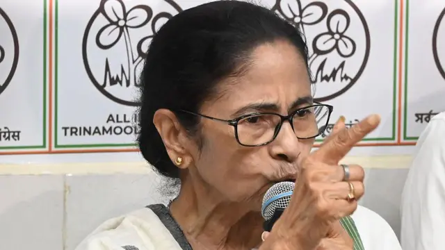 मुख्यमंत्री ममता बनर्जी के इस्तीफे को लेकर भी बहस छिड़ी हुई