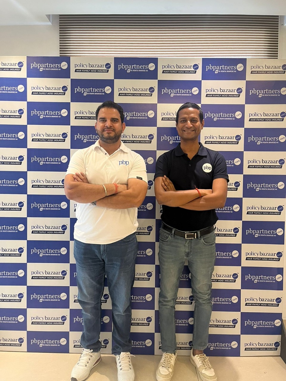उत्तर प्रदेश में शानदार विकास के मुख्य बिंदु उत्तर प्रदेश पीबीपार्टनर्स के लिए एक प्रमुख हेल्थ इंश्योरेंस मार्केट बन गया है, जहाँ कंपनी ने रिकॉर्ड वृद्धि दर्ज की है:  एजेंट पार्टनर नेटवर्क: पूरे उत्तर प्रदेश में, पीबीपार्टनर्स 1,815 पिन कोड्स में मौजूद है और 5,000+ पार्टनर्स के साथ काम कर रहा है। यह पार्टनर नेटवर्क में साल-दर-साल 143% की शानदार बढ़ोतरी को दर्शाता है।  हेल्थ इंश्योरेंस बिज़नेस: कंपनी के हेल्थ इंश्योरेंस बिज़नेस में 74% की उल्लेखनीय वृद्धि हुई है।  लक्ष्य: ब्रांड का लक्ष्य है कि वित्त वर्ष 2025&ndash;26 तक अपने नेटवर्क को दोगुना से भी अधिक बढ़ाकर 10,000 पार्टनर्स तक पहुँचाया जाए।  लखनऊ में स्थिति: लखनऊ में पीबीपार्टनर्स 225 पिन कोड्स में काम करता है और 1,000+ पार्टनर्स के साथ जुड़ा है, जो वित्त वर्ष 2024-25 की तुलना में पार्टनर बेस में 56% की बढ़ोतरी है। इंदिरा नगर, गोमती नगर, राजाजीपुरम, निरालानगर और विकास नगर जैसे शहर प्रमुख विकास केंद्र बनकर उभरे हैं।  पर्सनलाइज़्ड हेल्थ प्लान की बढ़ती मांग पीबीपार्टनर्स के नेशनल सेल्स हेड &ndash; हेल्थ इंश्योरेंस, श्री नीरज अधाना ने बताया कि:  &ldquo;ये आँकड़े केवल बाज़ार के बढ़ने को ही नहीं दिखाते, बल्कि स्थानीय उद्यमियों को सशक्त बनाने और क्षेत्रीय बीमा सिस्टम को मजबूत करने में पीबीपार्टनर्स की पहलों की सफलता को भी दर्शाते हैं।&rdquo;  उन्होंने यह भी बताया कि बढ़ती जागरूकता के कारण, यूपी में ग्राहक अब अपने इंश्योरेंस विकल्पों में अधिक समझदारी से निर्णय ले रहे हैं और सामान्य प्लान्स की बजाय पर्सनलाइज़्ड और व्यापक समाधान पसंद कर रहे हैं। अब ग्राहक अनलिमिटेड रेस्टोरेशन, प्रीमियम लॉक, ओपीडी, पीईडी रिडक्शन और क्रिटिकल इलनेस जैसी सुविधाओं और राइडर्स की ज़्यादा मांग कर रहे हैं।  एजेंट पार्टनर्स के लिए गारंटीड रिन्यूअल कमीशन पीबीपार्टनर्स के यूपी और उत्तराखंड रीजनल हेड, श्री पंकज कुमार उपाध्याय ने गारंटीड रिन्यूअल प्रोग्राम की सराहना की:  &ldquo;हमारा गारंटीड रिन्यूअल प्रोग्राम बिल्कुल अनोखा है और यह हमारे एजेंट पार्टनर्स का समर्थन करने और लंबे समय तक भरोसा बनाने की प्रतिबद्धता को दर्शाता है। इस प्रोग्राम के जरिए वे गारंटीड रिन्यूअल कमीशन कमाते हैं, जिसके साथ एक आधिकारिक प्रमाणपत्र भी मिलता है। पूरे भारत में 10,000+ एजेंट पार्टनर्स हर साल ये कमीशन प्राप्त करते रहते हैं, भले ही वे सक्रिय रूप से बिज़नेस न बेच रहे हों।&rdquo;  एजेंट पार्टनर्स को सशक्त बनाने वाली पहलें पीबीपार्टनर्स विभिन्न पहलों के माध्यम से अपने एजेंट पार्टनर्स के लिए सफलता हासिल करना और ग्राहकों को बेहतर सेवा देना आसान बना रहा है:  पीबीपी मित्रा &ndash; पार्टनर हेल्पलाइन: यह एक विशेष टोल-फ्री नंबर (1800 120 800) है, जो पार्टनर्स के सवालों और जरूरतों को जल्दी और भरोसेमंद तरीके से हल करता है। अब तक 30,000+ सवाल हल किए जा चुके हैं और हर महीने 10,000+ मामलों को संभाला जाता है, जिससे पीओएसपी पार्टनर्स को रोज़मर्रा के काम आसानी से करने में मदद मिलती है।