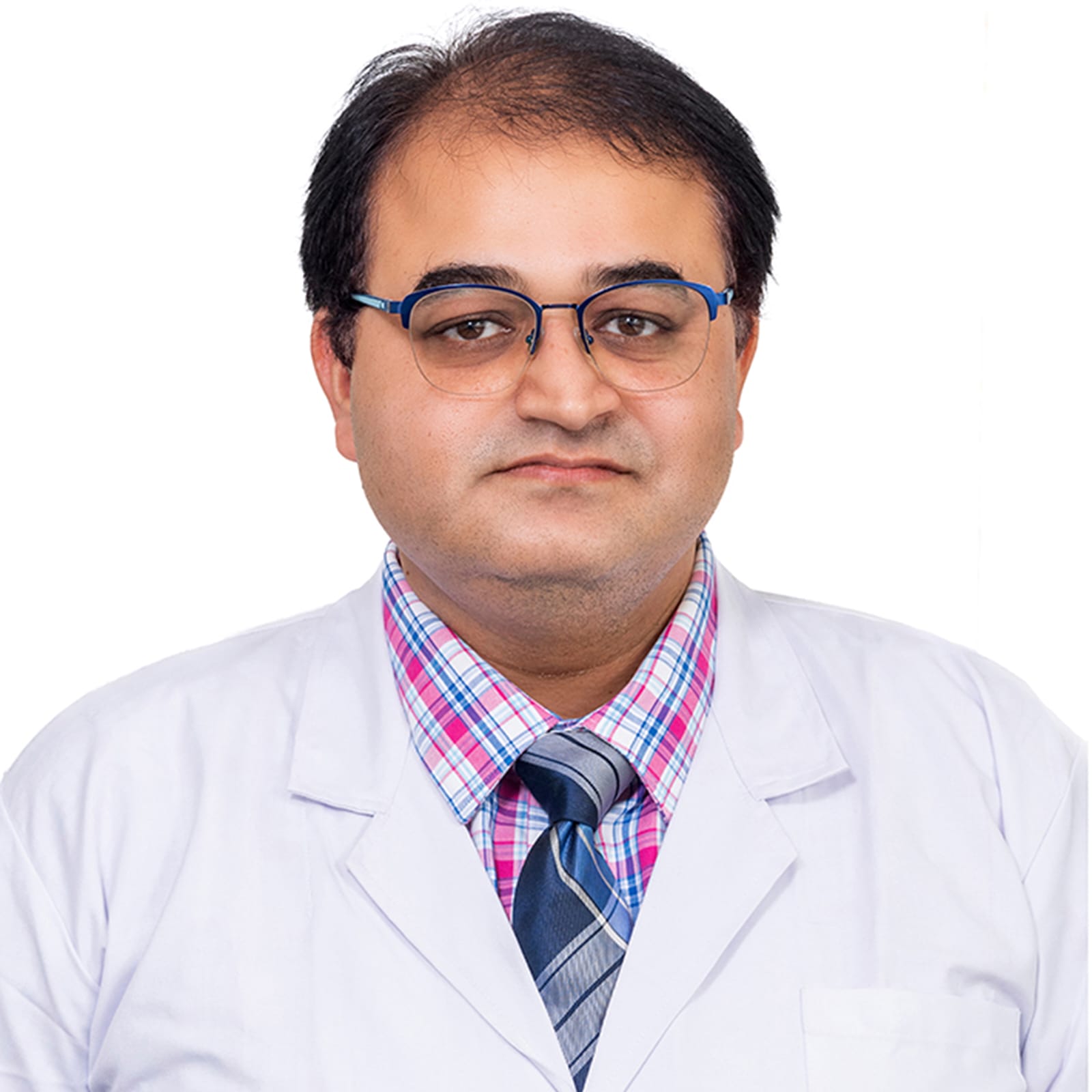 संतुलित पोषण: बचाव और उपचार दोनों की कुंजी डॉ. अमित कुमार चौधरी, वरिष्ठ परामर्शदाता (मेडिकल और हीमेट-ऑन्कोलॉजी), ग्लोब हेल्थकेयर, लखनऊ, का मानना है कि:  &ldquo;पोषण केवल सहायक नहीं, बल्कि इलाज की बुनियाद है। चाहे आप कैंसर से बचने की कोशिश कर रहे हों या उसका इलाज करा रहे हों &ndash; आपकी डाइट सबसे अहम भूमिका निभाती है।&rdquo;  वे बताते हैं कि एक संतुलित और पोषणयुक्त आहार:  शरीर की प्रतिरक्षा प्रणाली को मजबूत करता है  सूजन को नियंत्रित करता है  उपचार के दुष्प्रभावों को कम करता है  शीघ्र स्वस्थ होने में सहायक होता है  👨&zwj;⚕️ डॉ. अमित कुमार चौधरी का परिचय एमबीबीएस और डीएनबी: राजीव गांधी कैंसर संस्थान, नई दिल्ली  डीएम (मेडिकल ऑन्कोलॉजी): टाटा मेमोरियल हॉस्पिटल, मुंबई  पूर्व सहायक प्रोफेसर: बनारस कैंसर अस्पताल  सदस्य: यूरोपियन सोसाइटी ऑफ मेडिकल ऑन्कोलॉजी (ESMO)  🥗 कैंसर से बचाव हेतु डॉ. चौधरी की पोषण संबंधी सलाह: ✅ हर दिन कम से कम 5 बार ताजे फल और हरी सब्ज़ियों का सेवन करें ✅ मैदे और मीठे खाद्य पदार्थों की जगह साबुत अनाज (whole grains) अपनाएं ✅ मांस के बजाय दाल, चना, सोयाबीन और मेवे जैसे शाकाहारी प्रोटीन स्रोत लें ✅ शराब का सेवन सीमित करें और तंबाकू से पूरी तरह परहेज़ करें ✅ खाने की मात्रा पर नियंत्रण रखें और नियमित रूप से शारीरिक गतिविधि करें  फाइबर युक्त आहार जैसे पत्तेदार सब्जियां, फल, ओट्स और दालें विशेष रूप से कोलन कैंसर से बचाव में मदद करते हैं। वहीं, ब्रोकली और पत्ता गोभी जैसी सब्जियों में ऐसे यौगिक पाए जाते हैं जो शरीर में कैंसरकारी तत्वों को निष्क्रिय कर सकते हैं।  🌱 निवारक उपाय ही सबसे असरदार रणनीति हालांकि सिर्फ खानपान से कैंसर को पूरी तरह रोका नहीं जा सकता, लेकिन यह एक सरल, प्रभावी और जागरूक विकल्प है जिससे जोखिम को काफी हद तक कम किया जा सकता है।  स्वास्थ्य विशेषज्ञों का मानना है कि:  &ldquo;जागरूकता शिविर, सामुदायिक कार्यशालाएं और नियमित स्वास्थ्य जांच ही सही समय पर निदान और बचाव में मदद कर सकते हैं।&rdquo;  लखनऊ जैसे शहरों में जहां लाइफस्टाइल से जुड़े कैंसर के मामलों में बढ़ोतरी देखी जा रही है, वहां पोषण आधारित जीवनशैली बदलाव एक मजबूत बचाव कवच बन सकता है।