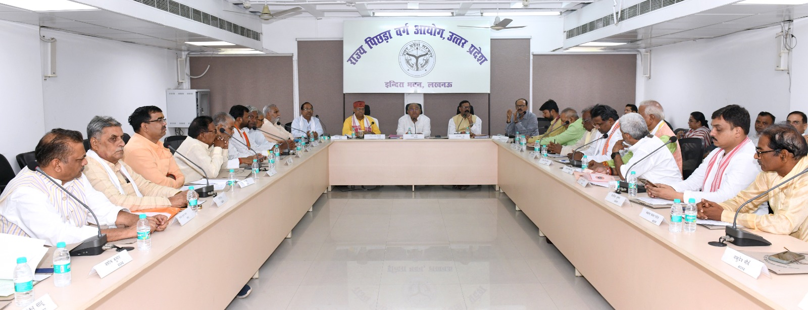 बैठक में अन्य पिछड़े वर्गों के सामाजिक और शैक्षिक उत्थान से जुड़े मुद्दों पर विस्तार से चर्चा की गई। इस दौरान आयोग ने कई महत्वपूर्ण निर्णय लिए&mdash;  पिछड़ा वर्ग शोध संस्थान की स्थापना : अन्य पिछड़े वर्गों की सामाजिक और शैक्षिक स्थिति का गहन अध्ययन एवं शोध कार्य करने के लिए एक समर्पित शोध संस्थान खोला जाएगा।  निःशुल्क कोचिंग सेंटर : आर्थिक रूप से कमजोर एवं जरूरतमंद छात्रों को प्रतियोगी परीक्षाओं की तैयारी के लिए मुफ्त कोचिंग उपलब्ध कराई जाएगी, ताकि उन्हें शिक्षा और रोजगार के क्षेत्र में समान अवसर मिल सके।  नया आयोग भवन : आयोग कार्यालय में जगह की कमी को देखते हुए अलग से नया भवन बनाया जाएगा, जिससे पदाधिकारियों, अधिकारियों और सुनवाई के लिए आने वाले प्रतिनिधियों को बेहतर सुविधाएँ मिल सकें।  इन निर्णयों को आयोग ने सर्वसम्मति से पारित किया और जल्द ही इन्हें अमल में लाने की रूपरेखा तय करने की बात कही।