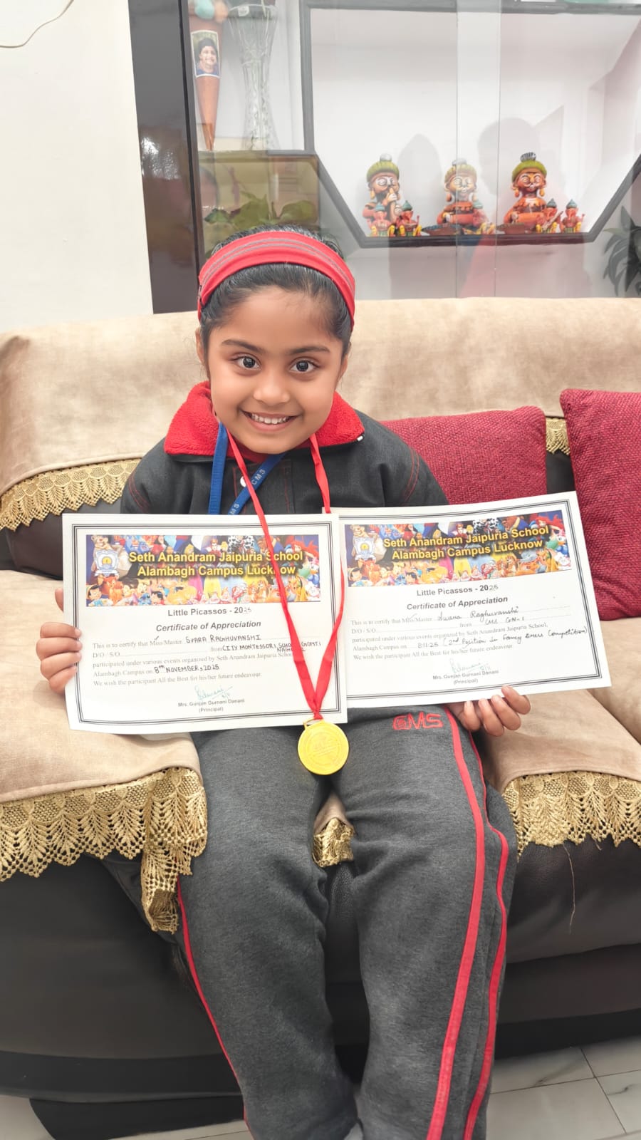 नन्ही प्रतिभा स्वरा रघुवंश को गोल्ड मेडल से किया गया सम्मानित