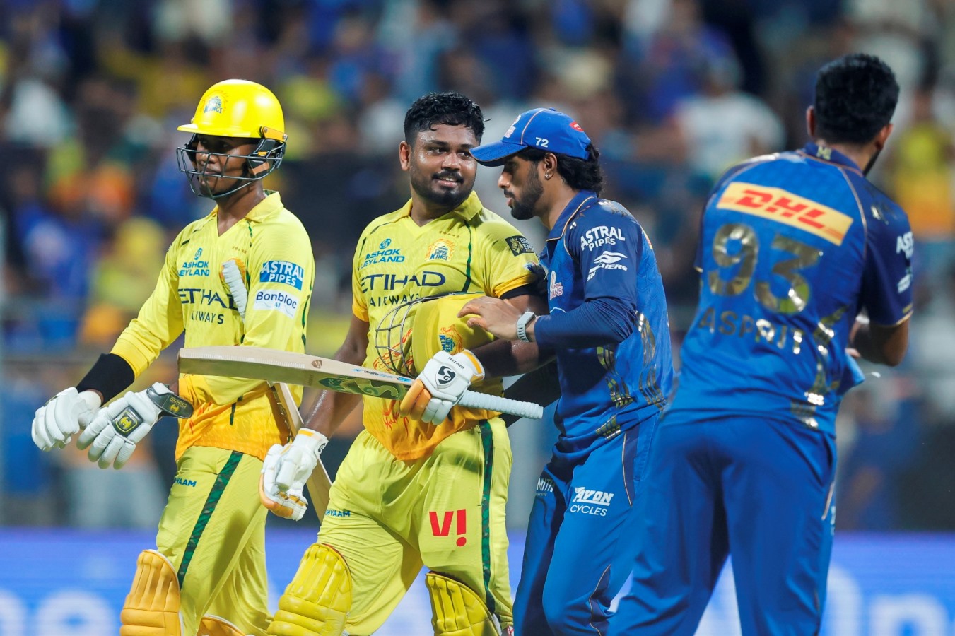 Mumbai Indians vs Chennai Super Kings, 33rd Match, Indian Premier League 2026 -&nbsp; &nbsp;इंडियन प्रीमियर लीग के 19वें सीजन का 33वां मुकाबला क्रिकेट फैंस के लिए बेहद चौंकाने वाला रहा। मुंबई के ऐतिहासिक वानखेड़े स्टेडियम में खेले गए इस 'एल क्लासिको' मैच में चेन्नई सुपर किंग्स (CSK) ने मेजबान मुंबई इंडियंस (MI) को 103 रनों के भारी अंतर से हरा दिया। यह हार मुंबई इंडियंस के आईपीएल इतिहास की अब तक की सबसे बड़ी हार दर्ज की गई है।