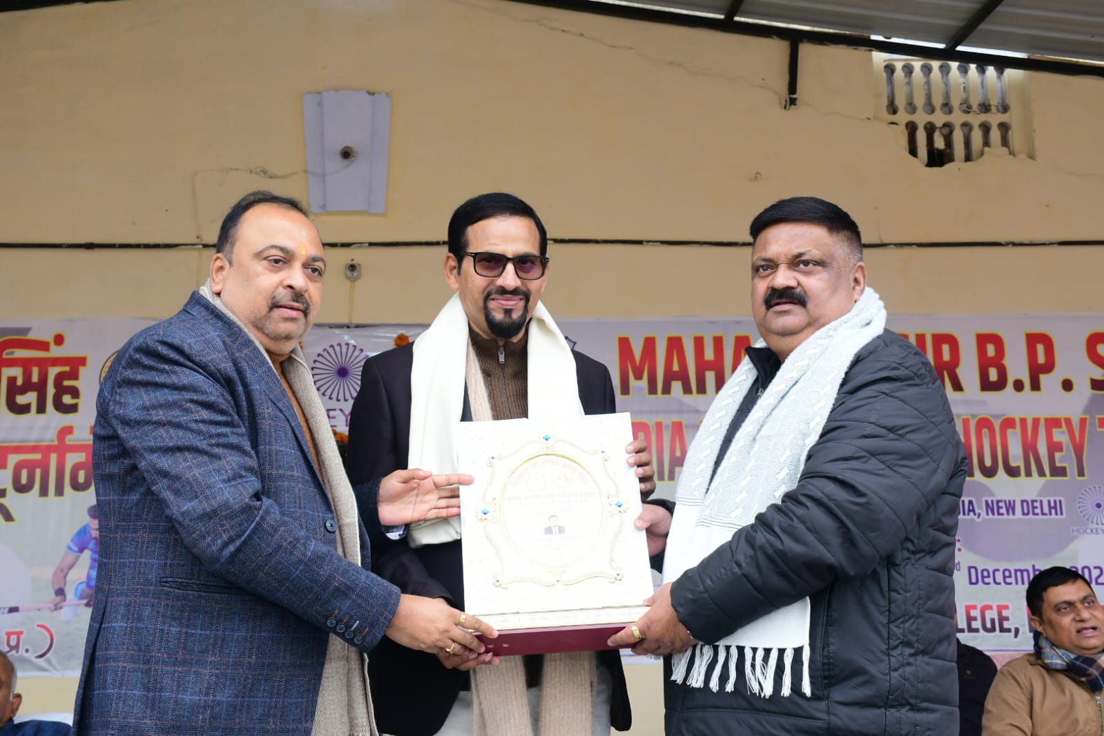 इस अवसर पर पायनियर पब्लिक स्कूल एण्ड कॉलेज के प्रबंध निदेशक डॉ. एम. पी. तिवारी ने विद्यार्थियों को संबोधित करते हुए बताया कि महाराजा सर भगवती प्रसाद सिंह अखिल भारतीय प्राइज मनी हॉकी टूर्नामेंट का इतिहास अत्यंत गौरवशाली रहा है। उन्होंने कहा कि वर्ष 1938 में, स्वतंत्रता से पूर्व, बलरामपुर के तत्कालीन महाराजा पाटेश्वरी प्रसाद सिंह ने अपने पिता की स्मृति में इस टूर्नामेंट की शुरुआत कराई थी। इस ऐतिहासिक टूर्नामेंट में हॉकी के जादूगर मेजर ध्यानचंद, के.डी. सिंह बाबू और अशोक कुमार सहित अनेक ओलंपियन खिलाड़ी अपनी प्रतिभा का प्रदर्शन कर चुके हैं।  उन्होंने बताया कि 19 दिसंबर से शुरू हो रहे इस हॉकी महाकुंभ में राष्ट्रीय एवं अंतरराष्ट्रीय स्तर की कुल 14 प्रतिष्ठित टीमें भाग लेंगी। टूर्नामेंट की विजेता टीम को ₹75,000 तथा उपविजेता टीम को ₹51,000 की पुरस्कार राशि प्रदान की जाएगी।  आयोजन की व्यवस्थाओं की जानकारी  मुख्य अतिथि एवं महाविद्यालय प्रबंध समिति के सचिव कर्नल संजीव कुमार वाष्र्णेय तथा टूर्नामेंट सचिव एवं एम.एल.के. पी.जी. कॉलेज के प्राचार्य डॉ. जे.पी. पाण्डेय ने बताया कि टूर्नामेंट के सफल संचालन के लिए आयोजन सचिवों की नियुक्ति की गई है। इनमें डॉ. राजीव रंजन, डॉ. आलोक शुक्ला एवं डॉ. बी.एल. गुप्ता को आयोजन सचिव बनाया गया है।  इस अवसर पर मुख्य प्रायोजक डॉ. रेखा शर्मा, डॉ. अरविंद शर्मा, डॉ. मोहम्मद अकमल, डॉ. शालिनी सिंह एवं श्री नारायण सिंह सहित बड़ी संख्या में गणमान्य लोग उपस्थित रहे।  &lsquo;रानी पद्मावती जौहर अभिनय&rsquo; ने मोहा मन  टूर्नामेंट के अवसर पर पायनियर पब्लिक स्कूल एण्ड कॉलेज के शिक्षकगण प्राकृति तिवारी, किरन मिश्रा, अभिषेक जायसवाल एवं उर्वशी शुक्ला के नेतृत्व में छात्र-छात्राओं द्वारा &lsquo;रानी पद्मावती जौहर अभिनय&rsquo; पर आधारित सामूहिक नृत्य प्रस्तुत किया गया, जिसने दर्शकों का मन मोह लिया।  इस प्रस्तुति में आराध्या (रानी पद्मावती), अभिजीत (राजा रतन सिंह), उत्कर्ष शुक्ला (अलाउद्दीन खिलजी) सहित श्रेयसी, सिमर, आस्था, सुभिक्षा, आयुशी, दिव्यांसी, काव्या, साक्षी, अम्बिका, सिद्धी, सुनाया, आन्या, पलक, शोभित, अंश, आदित्य, संदेश, आयुष, अलंकृत, ऋषि, अविरल, दिव्यांश, शशांक, रूद्र प्रताप, आर्यन, युग, अस्तित्व, श्लोक, ओमजी, वैभव, अनुज एवं अभ्युदय ने भव्य एवं सजीव अभिनय से सभी को मंत्रमुग्ध कर दिया।  सम्मान और उत्साहवर्धन  इस अवसर पर टूर्नामेंट सचिव डॉ. राजीव रंजन एवं डॉ. आलोक शुक्ला द्वारा विद्यालय के प्रबंध निदेशक डॉ. एम. पी. तिवारी को अखिल भारतीय प्राइज मनी हॉकी टूर्नामेंट का स्मृति चिन्ह सप्रेम भेंट किया गया। इसके पश्चात कार्यक्रम में प्रतिभाग करने वाले सभी छात्र-छात्राओं एवं अध्यापक-अध्यापिकाओं को कप, प्लेट एवं लंच बॉक्स प्रदान कर उनका उत्साहवर्धन किया गया।  तालियों से गूंज उठा हॉकी मैदान  जैसे ही सांस्कृतिक कार्यक्रम प्रारंभ हुआ, हॉकी मैदान तालियों की गड़गड़ाहट से गूंज उठा। मुख्य अतिथि कर्नल संजीव कुमार वाष्र्णेय, डॉ. जे.पी. पाण्डेय, आयोजन सचिवगण, मुख्य प्रायोजक एवं उपस्थित दर्शकों ने कार्यक्रम की भूरि-भूरि प्रशंसा की।  कार्यक्रम के सफल संचालन में विद्यालय के प्रबंध निदेशक डॉ. एम. पी. तिवारी के निर्देशन में उप प्रधानाचार्या शिखा पाण्डेय तथा शिक्षक-शिक्षिकाओं अभिषेक जायसवाल, उर्वशी शुक्ला एवं किरन मिश्रा का विशेष योगदान रहा।  अंत में उप प्रधानाचार्या शिखा पाण्डेय सहित समस्त अध्यापक-अध्यापिकाओं ने कार्यक्रम में प्रतिभाग करने वाले छात्र-छात्राओं को बधाई दी।