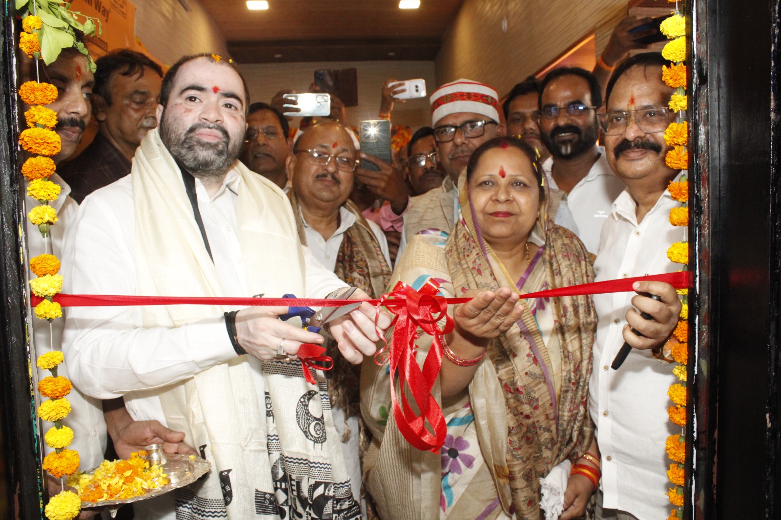 बाराबंकी: राज्य मंत्री सतीश चंद्र शर्मा ने किया 'एबी मेडिकल्स होलसेल' का भव्य उद्घाटन, क्षेत्रवासियों को मिलेंगी सस्ते दामों पर दवाएं