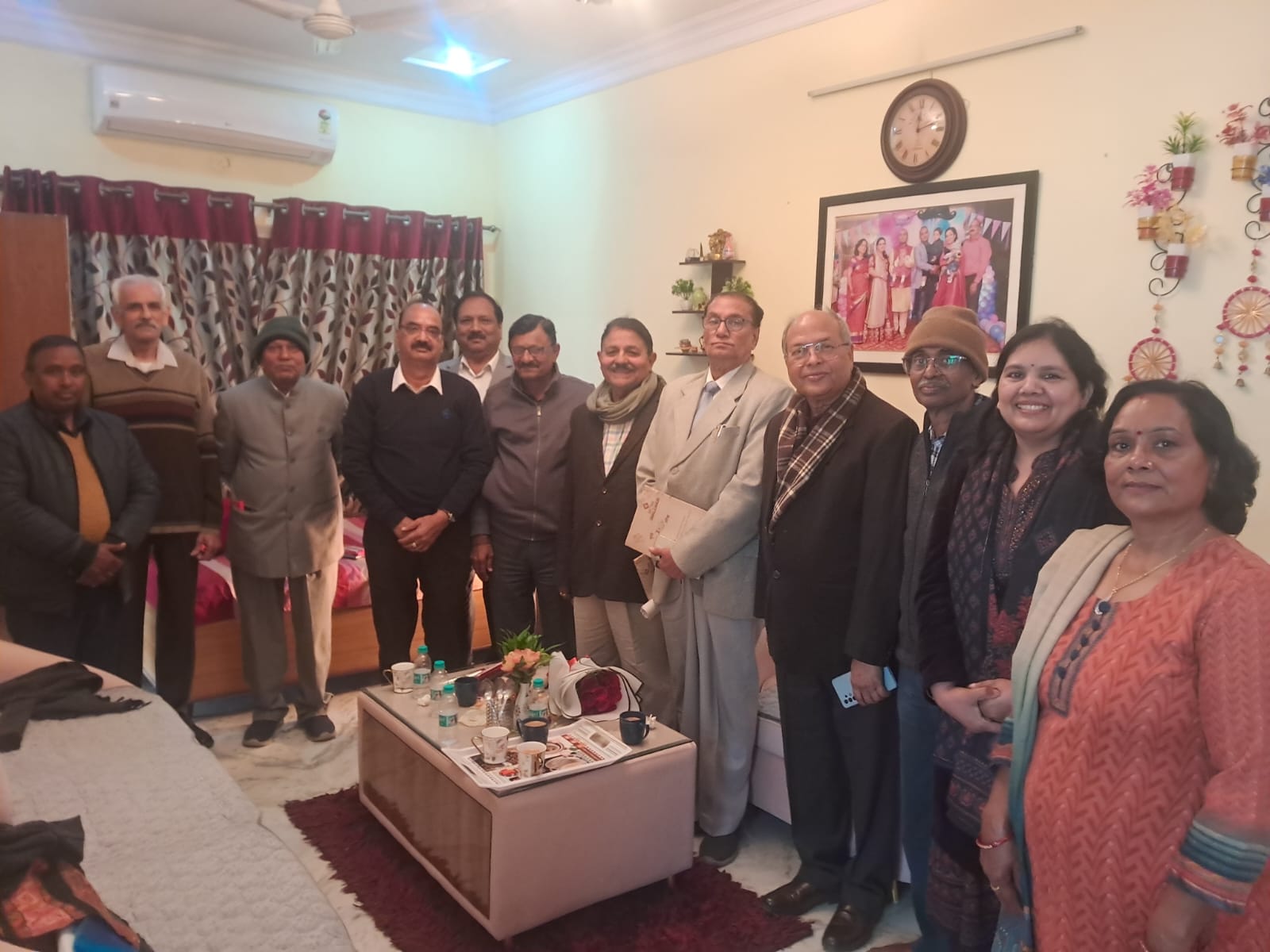 बैठक में लिए गए प्रमुख निर्णय बैठक में पूर्व बैठक के एजेंडे की पुष्टि करते हुए निम्न प्रस्ताव पारित किए गए— गोमती नगर को पॉलिटेक्निक तक मेट्रो से जोड़ने के कार्य को आगे बढ़ाने हेतु प्रयास। सरकारी महिला डिग्री कॉलेज एवं लॉ कॉलेज की स्थापना का प्रस्ताव। विक्रांत खंड में जर्जर सड़कों एवं नालों के पुनर्निर्माण को अवस्थापना निधि से कराने की संस्तुति। वार्षिकोत्सव में नगर के विभिन्न क्षेत्रों में कार्यरत विशिष्ट विभूतियों को सम्मानित करने, मंच संचालन एवं मंच व्यवस्था का निर्धारण। सांस्कृतिक कार्यक्रमों के आयोजन की रूपरेखा। महासमिति की स्मारिका के प्रकाशन का निर्णय। विनीत खंड-5 एवं 6 में पुरानी हो चुकी सीवर पाइपलाइन को बदले जाने, विकास खंड-5 में जिम की स्थापना, विभिन्न खंडों में सीवर लाइन की नियमित सफाई, महासमिति की बैठकों का आयोजन सचिव संजय निगम द्वारा किए जाने तथा कोषाध्यक्ष द्वारा प्रस्तुत आय-व्यय रिपोर्ट को अनुमोदन। पदाधिकारियों की गरिमामयी उपस्थिति बैठक में महासमिति के अध्यक्ष डॉ. बी.एन. सिंह, महासचिव डॉ. राघवेंद्र शुक्ल, कार्यवाहक महासचिव कर्नल ए.एन. पांडे, सचिव संजय निगम, के.के. मौर्य, सी.जी. नायर, कोषाध्यक्ष पी.आर. पांडे, संगठन मंत्री अभिनव शुक्ला, महिला प्रभारी नीलम सिंह, मीडिया प्रभारी राजेश श्रीवास्तव, सांस्कृतिक सचिव आर.डी. मौर्य, अमित मिश्रा सहित महासमिति के समस्त पदाधिकारी उपस्थित रहे। अध्यक्ष का आह्वान बैठक के अंत में अध्यक्ष डॉ. बी.एन. सिंह ने सभी सदस्यों से महासमिति के हित में सक्रिय रूप से कार्य करने तथा प्रस्तावित वार्षिकोत्सव को ऐतिहासिक रूप से सफल बनाने हेतु तन-मन से जुड़ने का आह्वान किया। इसके पश्चात बैठक की समाप्ति की घोषणा की गई।