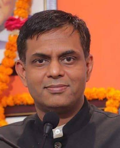 मजबूत जीएसडीपी और आय में बढ़ोतरी  वर्ष 2025-26 के अग्रिम अनुमानों के अनुसार, राज्य का सकल राज्य घरेलू उत्पाद (GSDP) प्रचलित भावों पर 16.69 लाख करोड़ रुपये आंका गया है, जो 2024-25 की तुलना में 11.14 प्रतिशत की वृद्धि दर्शाता है। स्थिर भाव (2011-12) पर GSDP 7.81 लाख करोड़ रुपये रहा, जो 8.04 प्रतिशत की वास्तविक वृद्धि को रेखांकित करता है। प्रति व्यक्ति आय में भी उल्लेखनीय सुधार हुआ है&mdash;2011-12 में 38,497 रुपये से बढ़कर 2025-26 में 1,69,050 रुपये तक पहुंच गई, जो जीवन स्तर में सकारात्मक बदलाव का संकेत है।  तीनों क्षेत्रों में संतुलित विकास  प्राथमिक क्षेत्र: GSVA 6.79 लाख करोड़ रुपये, 7.31% वृद्धि। कृषि, पशुपालन, वानिकी और खनन का महत्वपूर्ण योगदान।  द्वितीयक क्षेत्र: GSVA 3.12 लाख करोड़ रुपये, 9.93% वृद्धि। उद्योग, निर्माण और ऊर्जा सेवाओं में तेजी।  तृतीयक क्षेत्र: GSVA 5.85 लाख करोड़ रुपये, 15.80% वृद्धि&mdash;सबसे तेज रफ्तार। व्यापार, पर्यटन, वित्तीय सेवाएं और रियल एस्टेट प्रमुख चालक बने।  कृषि, उद्योग और सेवाओं में प्रगति  2024-25 में कुल फसल उत्पादन में 7.66% और खाद्यान्न उत्पादन में 14.68% की वृद्धि।  दुग्ध उत्पादन 225.95 लाख टन तक पहुंचा।  72,975 किमी ग्रामीण सड़कों और 40.82 लाख ग्रामीण आवासों से ग्रामीण आधार मजबूत हुआ।  औद्योगिक क्षेत्र में 1,028 इकाइयों को 6,125 एकड़ भूमि आवंटन, ₹1.17 लाख करोड़ के निवेश प्रस्ताव और 1.7 लाख रोजगार संभावनाएं।  पर्यटन में 13.18 करोड़ पर्यटकों का आगमन।  वित्तीय अनुशासन और सामाजिक क्षेत्र  राज्य ने 618 करोड़ रुपये का राजस्व आधिक्य दर्ज किया, कर राजस्व में 13.57% वृद्धि हुई और ऋण-GSDP अनुपात 31.3% रहा। स्वास्थ्य पर 34,112 करोड़ रुपये (GSDP का 3%) खर्च, 4.42 करोड़ आयुष्मान कार्ड और मातृ मृत्यु दर में उल्लेखनीय गिरावट। शिक्षा के लिए बजट का 10.37% आवंटन, प्राथमिक स्तर पर ड्रॉपआउट शून्य और तकनीकी संस्थानों की संख्या 2,070 तक पहुंची।  नीति और दृष्टि  मुख्यमंत्री डॉ. मोहन यादव की कार्यशैली में प्राचीन अर्थशास्त्र की प्रेरणा भी दिखती है। महान अर्थशास्त्री चाणक्य के अर्थानुशासन के सिद्धांतों को आत्मसात करते हुए राज्य सरकार आर्थिक मूल्यों को सुदृढ़ कर रही है।  समग्र रूप से, मध्यप्रदेश का आर्थिक सर्वेक्षण यह दर्शाता है कि &ldquo;अभ्युदय मध्यप्रदेश&rdquo; की परिकल्पना ठोस नीतियों और परिणामों के साथ आगे बढ़ रही है, जो विकसित भारत 2047 के लक्ष्य की ओर राज्य के मजबूत योगदान को स्पष्ट करती है।