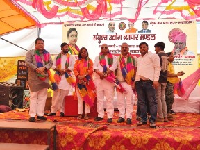 लक्ष्य: हर प्रदेश में सशक्त व्यापारिक नेटवर्क बैठक को संबोधित करते हुए राष्ट्रीय अध्यक्ष गीता गुप्ता ने संगठन के विस्तार की रूपरेखा साझा की। उन्होंने कहा कि संयुक्त उद्योग व्यापार मंडल का लक्ष्य केवल सदस्यता बढ़ाना नहीं, बल्कि भारत के प्रत्येक प्रदेश में एक सशक्त और सक्रिय टीम का गठन करना है।  उन्होंने जोर देकर कहा:  "देश के हर कोने का व्यापारी अब एक ही मंच और एक ही बैनर&mdash; संयुक्त उद्योग व्यापार मंडल के तहत संगठित होगा। जब हम एक स्वर में बोलेंगे, तभी हमारी आवाज़ शासन और प्रशासन तक प्रभावी रूप से पहुँचेगी और हमारी समस्याओं का समाधान होगा।"  व्यापारियों की समस्याओं पर प्रहार संगठन के राष्ट्रीय उपाध्यक्ष रानू सिंह ने वर्तमान व्यापारिक परिदृश्य में आ रही चुनौतियों पर विस्तार से चर्चा की। उन्होंने व्यापारियों को संबोधित करते हुए कहा कि आज व्यापार जगत कई मोर्चों पर संघर्ष कर रहा है, जिसमें मुख्य रूप से:  जीएसटी (GST): नियमों और प्रक्रियाओं से जुड़ी जटिलताएं।  वित्तीय बाधाएं: उद्योगों और व्यापार के लिए लोन प्राप्त करने में आने वाली कठिनाइयाँ।  प्रशासनिक अड़चनें: मनमानी कर वसूली और अन्य विभागीय परेशानियां।  रानू सिंह ने व्यापारियों को आश्वस्त किया कि संगठन हर संकट की घड़ी में उनके साथ मजबूती से खड़ा है और इन समस्याओं के निराकरण के लिए निरंतर तत्पर रहेगा।  एकता ही सबसे बड़ी ताकत बैठक के समापन पर गीता गुप्ता ने व्यापारियों से आह्वान किया कि वे अपनी शक्ति को पहचानें। उन्होंने स्पष्ट किया कि संगठन का मूल उद्देश्य व्यापारियों को न्याय दिलाना और उनके स्वाभिमान की रक्षा करना है। बैठक का समापन &ldquo;व्यापारी एकता जिंदाबाद&rdquo; के नारों के साथ हुआ