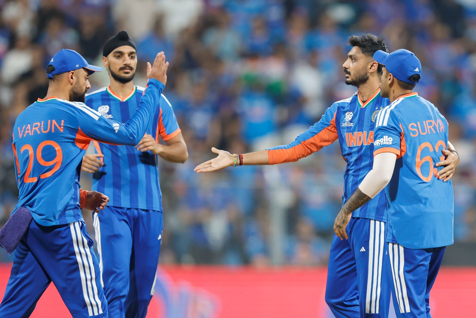 ऑस्ट्रेलिया का 'दबदबा' हुआ खत्मदशकों से विश्व क्रिकेट में यह माना जाता था कि नॉकआउट मुकाबलों और फाइनल में पहुंचने के मामले में ऑस्ट्रेलियाई टीम का कोई सानी नहीं है। लेकिन अब आंकड़े गवाही दे रहे हैं कि भारतीय टीम 'न्यू वर्ल्ड ऑर्डर' की लीडर है।भारत: 15वीं बार फाइनल में (नया विश्व रिकॉर्ड)ऑस्ट्रेलिया: 14 बार फाइनल मेंभारतीय टीम ने पिछले एक दशक में जिस निरंतरता के साथ प्रदर्शन किया है, उसी का नतीजा है कि आज टीम इंडिया ने कंगारू टीम को दूसरे पायदान पर धकेल दिया है।सबसे ज्यादा बार ICC टूर्नामेंट के फाइनल में पहुंचने वाली टॉप टीमेंटीमफाइनल में पहुंचने की संख्याभारत15ऑस्ट्रेलिया14इंग्लैंड09न्यूजीलैंड08वेस्टइंडीज08श्रीलंका07पाकिस्तान06दक्षिण अफ्रीका03लगातार दो बार फाइनल में पहुंचने का खास क्लबटीम इंडिया टी20 वर्ल्ड कप के इतिहास में लगातार दो बार फाइनल (2024 और 2026) में पहुंचने वाली दुनिया की महज तीसरी टीम बन गई है। इससे पहले यह कारनामा केवल पाकिस्तान और श्रीलंका की टीमें ही कर पाई थीं।8 मार्च को अहमदाबाद में रचेगी नया इतिहास?अब न्यूजीलैंड के खिलाफ होने वाले फाइनल मुकाबले में टीम इंडिया के सामने दो बड़ी चुनौतियां और अवसर होंगे:मेजबान का 'श्राप' टूटेगा: आज तक कोई भी होस्ट देश अपनी धरती पर टी20 वर्ल्ड कप नहीं जीत पाया है। भारत के पास पहली बार ऐसा करने का मौका है।तीन खिताब वाली पहली टीम: यदि भारत जीतता है, तो वह तीन टी20 वर्ल्ड कप ट्रॉफी जीतने वाली दुनिया की इकलौती टीम बन जाएगी।निष्कर्ष: वानखेड़े में इंग्लैंड का सफर खत्म करने के बाद अब टीम इंडिया की निगाहें अहमदाबाद के नरेंद्र मोदी स्टेडियम पर हैं। क्या भारत अपनी मेजबानी में 'गोल्डन ट्रॉफी' उठाकर ऑस्ट्रेलियाई रिकॉर्ड्स को और पीछे छोड़ पाएगा?