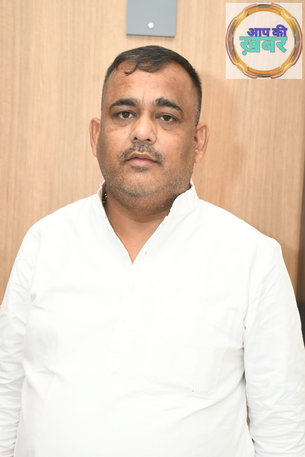 छात्र राजनीति से एमएलसी चुनाव तक का सफर  भानू तिवारी का राजनीतिक सफर जमीनी संघर्षों से होकर गुजरा है। उन्होंने अपने सार्वजनिक जीवन की शुरुआत छात्र राजनीति से की, जहाँ छात्र संघ अध्यक्ष निर्वाचित होकर उन्होंने युवाओं की आवाज बुलंद की। छात्र जीवन से ही समाजवादी विचारधारा के प्रति उनकी प्रतिबद्धता स्पष्ट रही है। इसी निष्ठा के चलते पार्टी ने उन्हें समय-समय पर महत्वपूर्ण जिम्मेदारियाँ सौंपीं। वे जिला पंचायत सदस्य रहे हैं और समाजवादी पार्टी के टिकट पर एमएलसी का चुनाव भी लड़ चुके हैं।  कार्यकर्ताओं और जनता में मजबूत पकड़  वर्तमान में भानू तिवारी एक सक्रिय समाजसेवी के रूप में भी पहचाने जाते हैं। स्थानीय कार्यकर्ताओं और समर्थकों का कहना है कि उन्होंने हमेशा आमजन के सुख-दुख में साथ निभाया है। उनकी दावेदारी को सपा के पुराने और निष्ठावान कार्यकर्ताओं की मजबूती और वापसी के रूप में देखा जा रहा है, जिससे पार्टी के अंदर भी नई ऊर्जा का संचार हुआ है।  भानू तिवारी का दावा  मीडिया से बातचीत में भानू तिवारी ने कहा कि उनका उद्देश्य तुलसीपुर विधानसभा का सर्वांगीण विकास और समाजवादी विचारधारा को घर-घर तक पहुँचाना है। उन्होंने कहा, &ldquo;मैं छात्र जीवन से ही जनता की सेवा करता आया हूँ। पार्टी ने जब भी जो जिम्मेदारी दी, उसे पूरी निष्ठा से निभाया। अब तुलसीपुर की जनता और कार्यकर्ताओं की इच्छा है कि मैं उनके प्रतिनिधित्व के लिए आगे आऊँ।&rdquo;  तुलसीपुर में दिलचस्प होगा मुकाबला  राजनीतिक विश्लेषकों का मानना है कि भानू तिवारी के मैदान में उतरने से तुलसीपुर विधानसभा सीट पर मुकाबला और अधिक रोचक हो सकता है। उनके पास अनुभव, संगठनात्मक पकड़ और विभिन्न वर्गों में स्वीकार्यता है। अब सबकी नजरें समाजवादी पार्टी के शीर्ष नेतृत्व के फैसले पर टिकी हैं कि इस सीट पर पार्टी किस रणनीति के साथ आगे बढ़ती है।